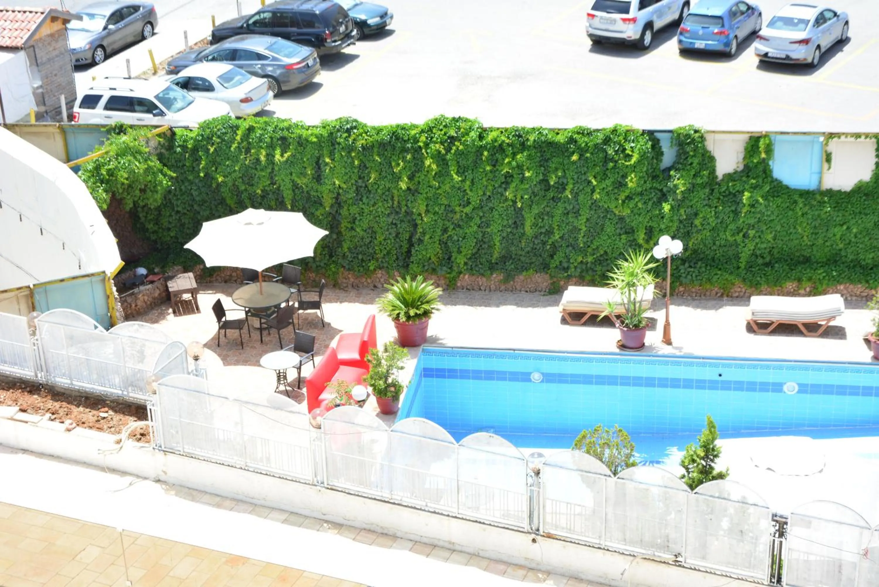 Swimming pool in Rakeen Hotel