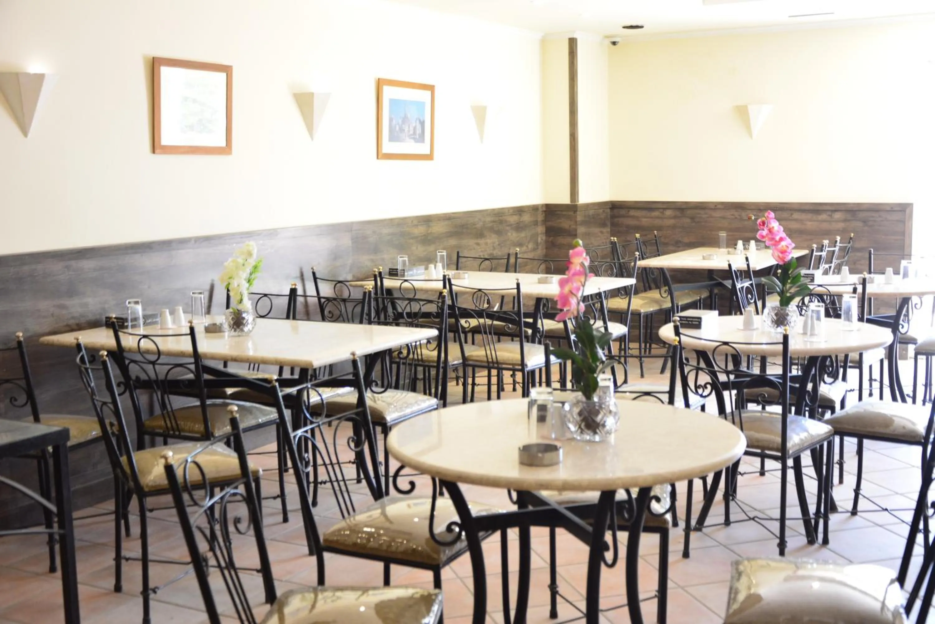 Restaurant/places to eat in Rakeen Hotel