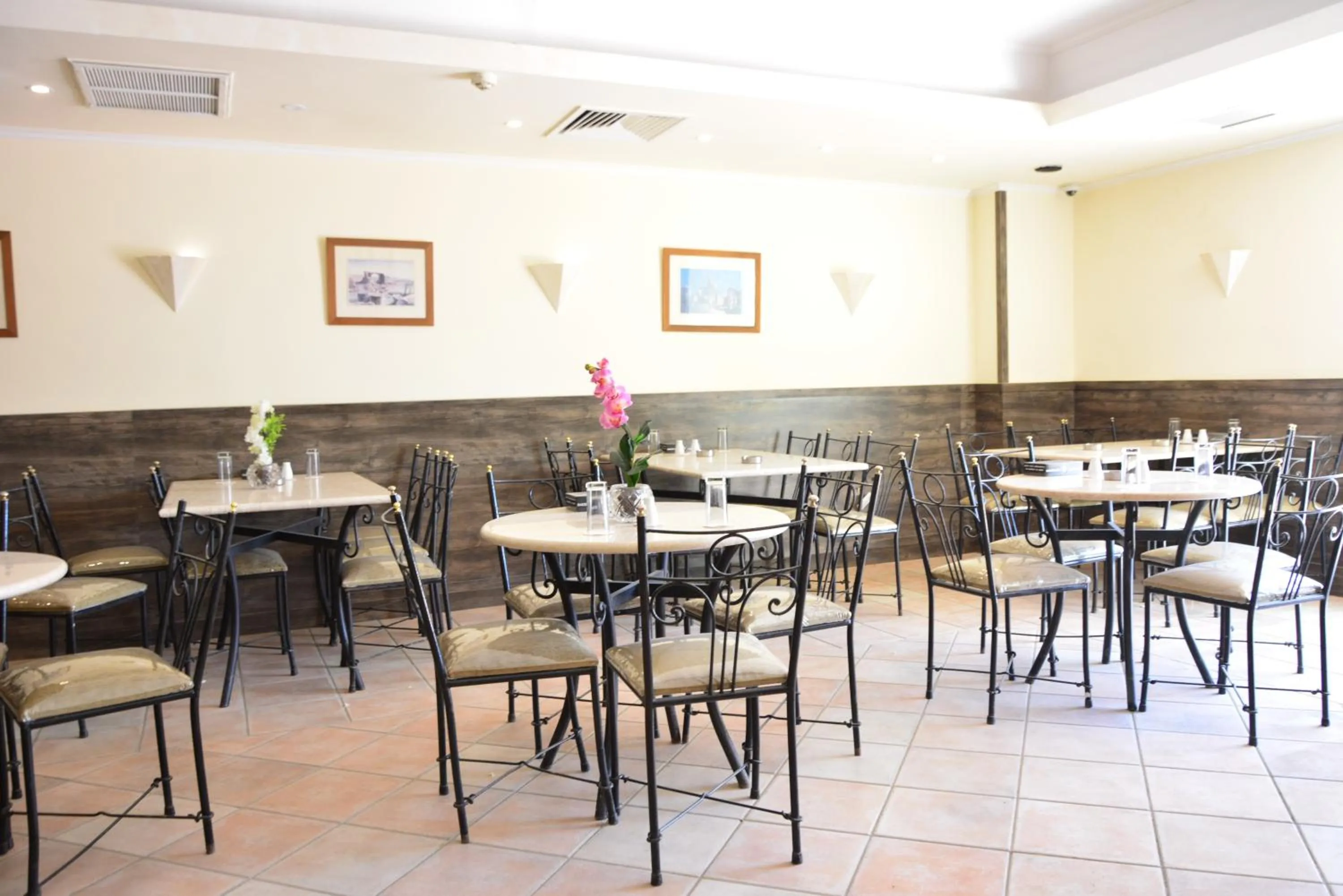 Breakfast in Rakeen Hotel