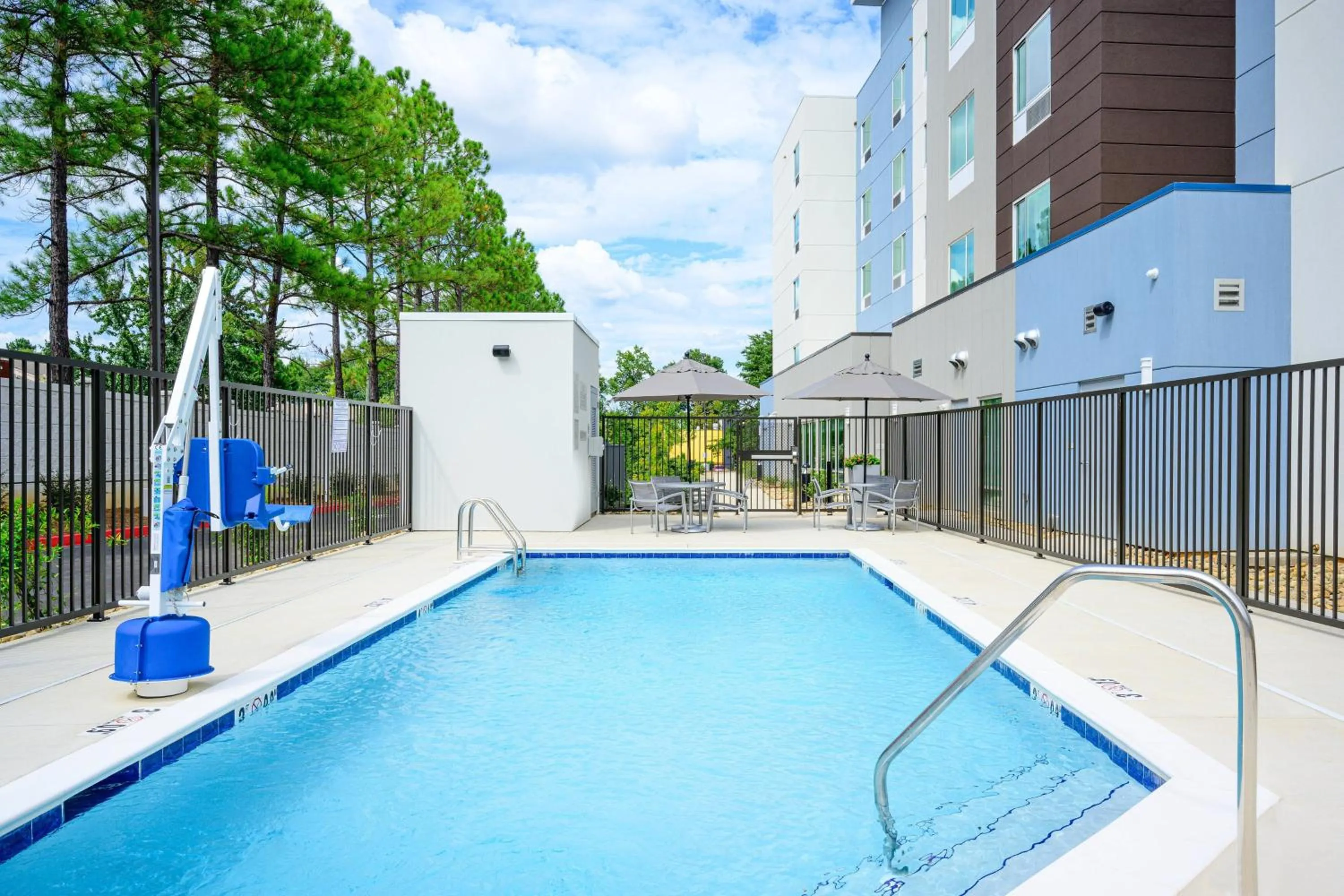 Swimming pool in TownePlace Suites by Marriott Tuscaloosa