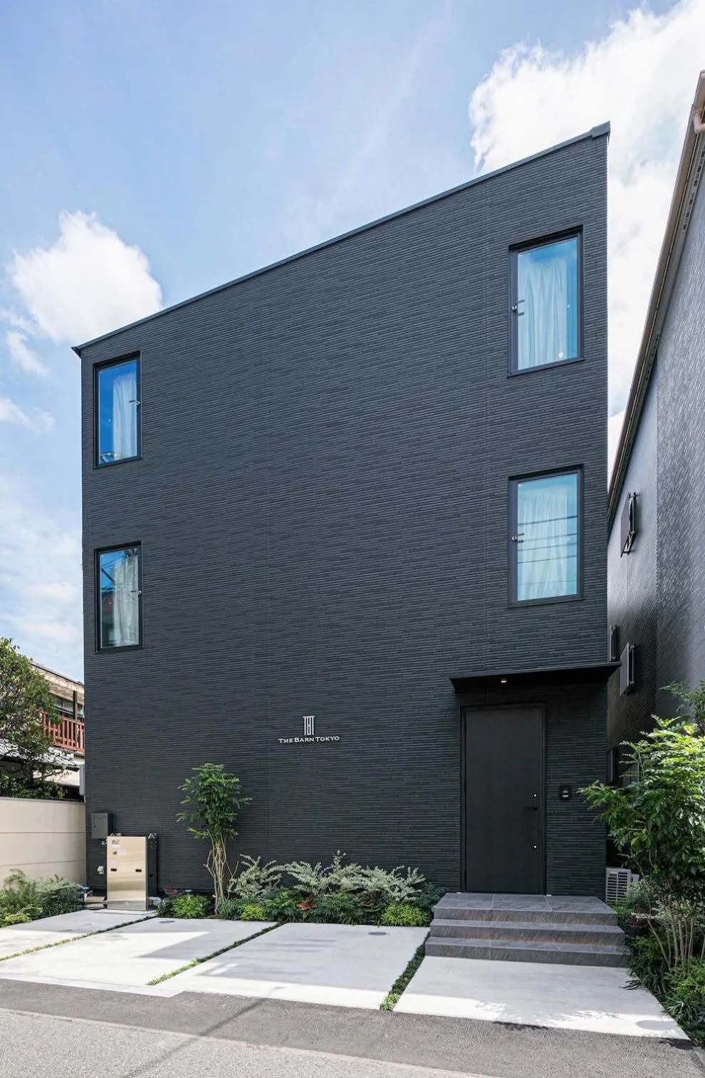 Facade/entrance in The Barn Tokyo