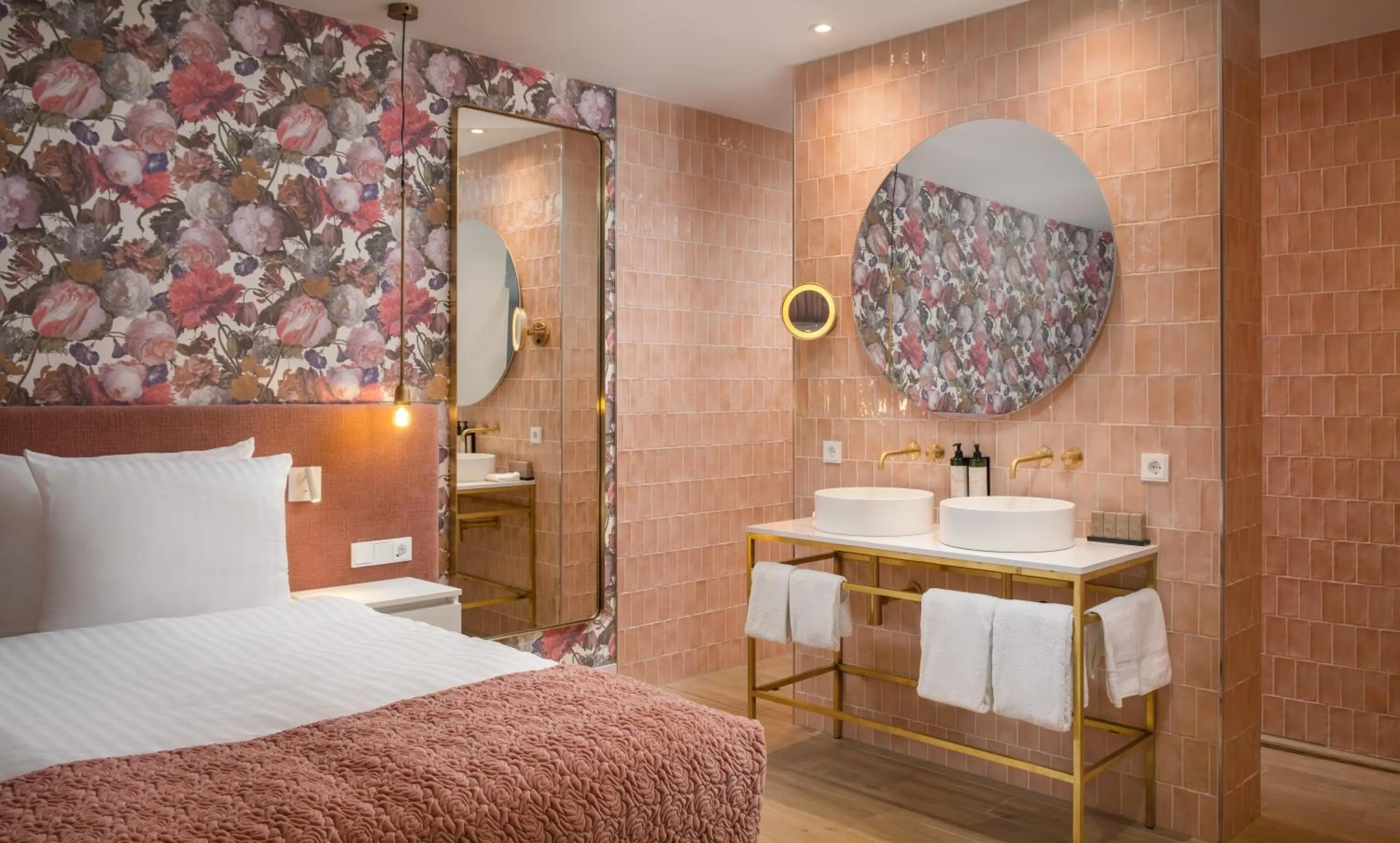 Bathroom, Bed in Van der Valk Hotel Hildesheim