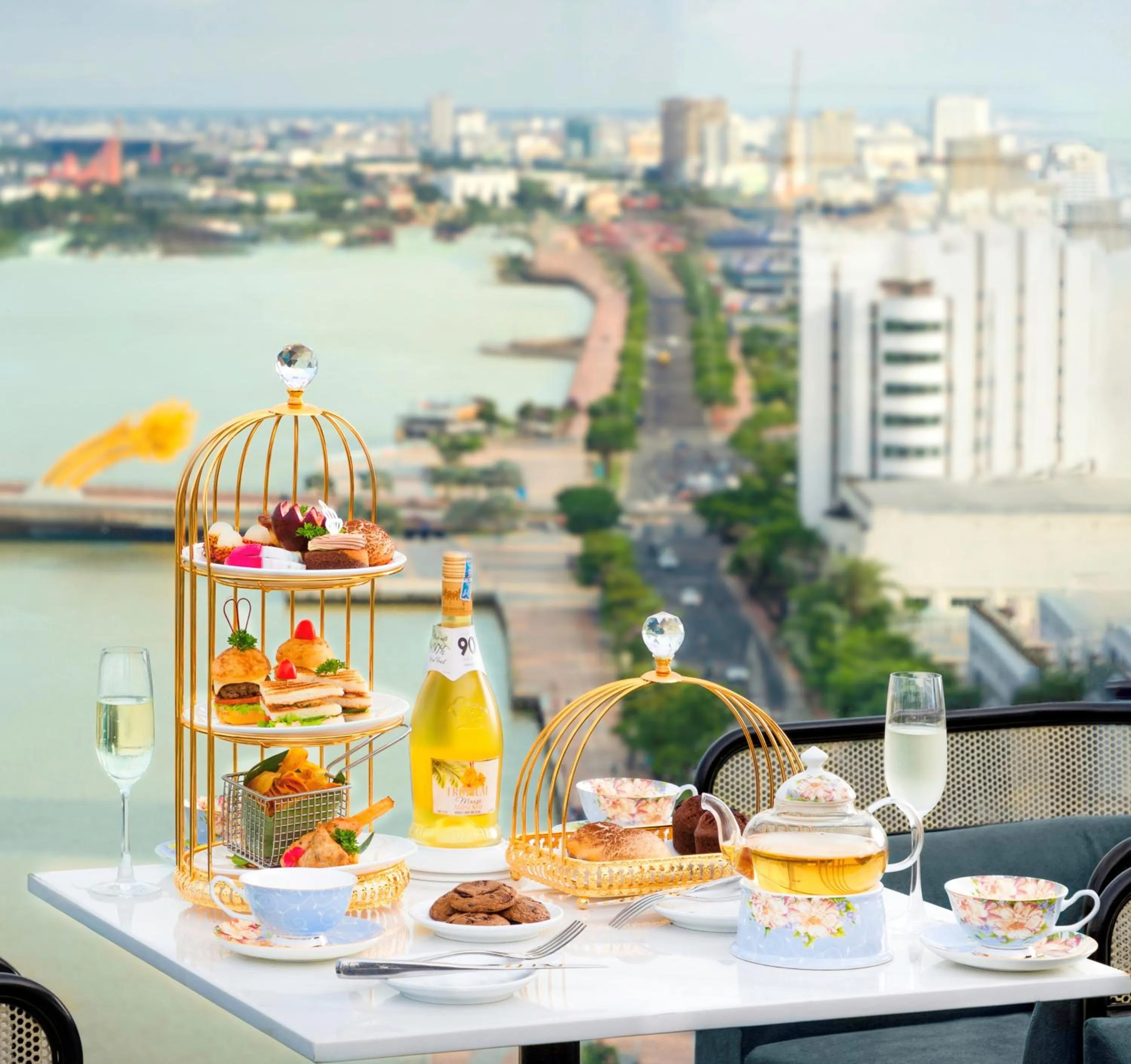 Lounge or bar in HAIAN Riverfront Hotel Da Nang