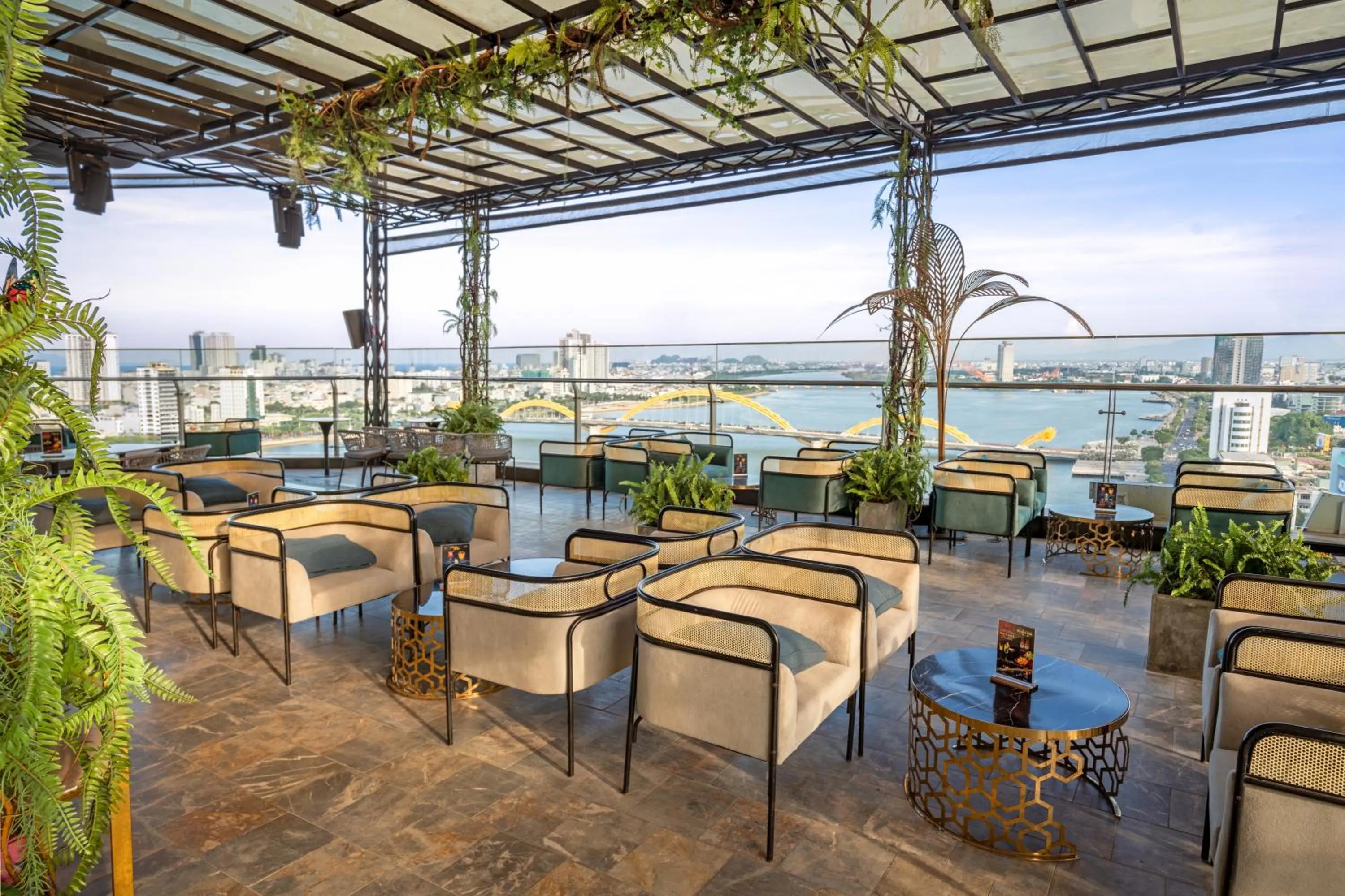 Lounge or bar in HAIAN Riverfront Hotel Da Nang