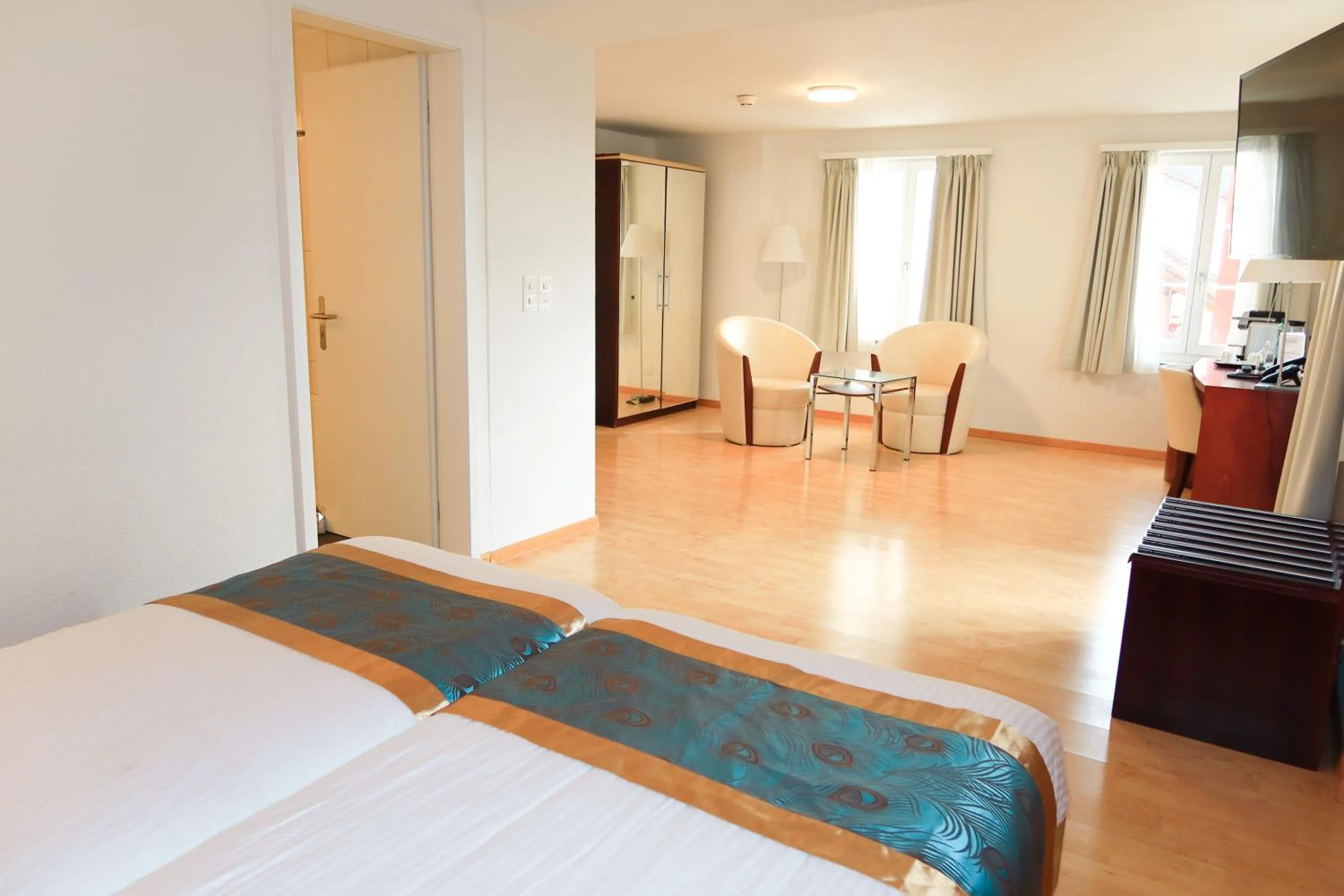 Property building, Bed in SWISS HOTEL LA COURONNE
