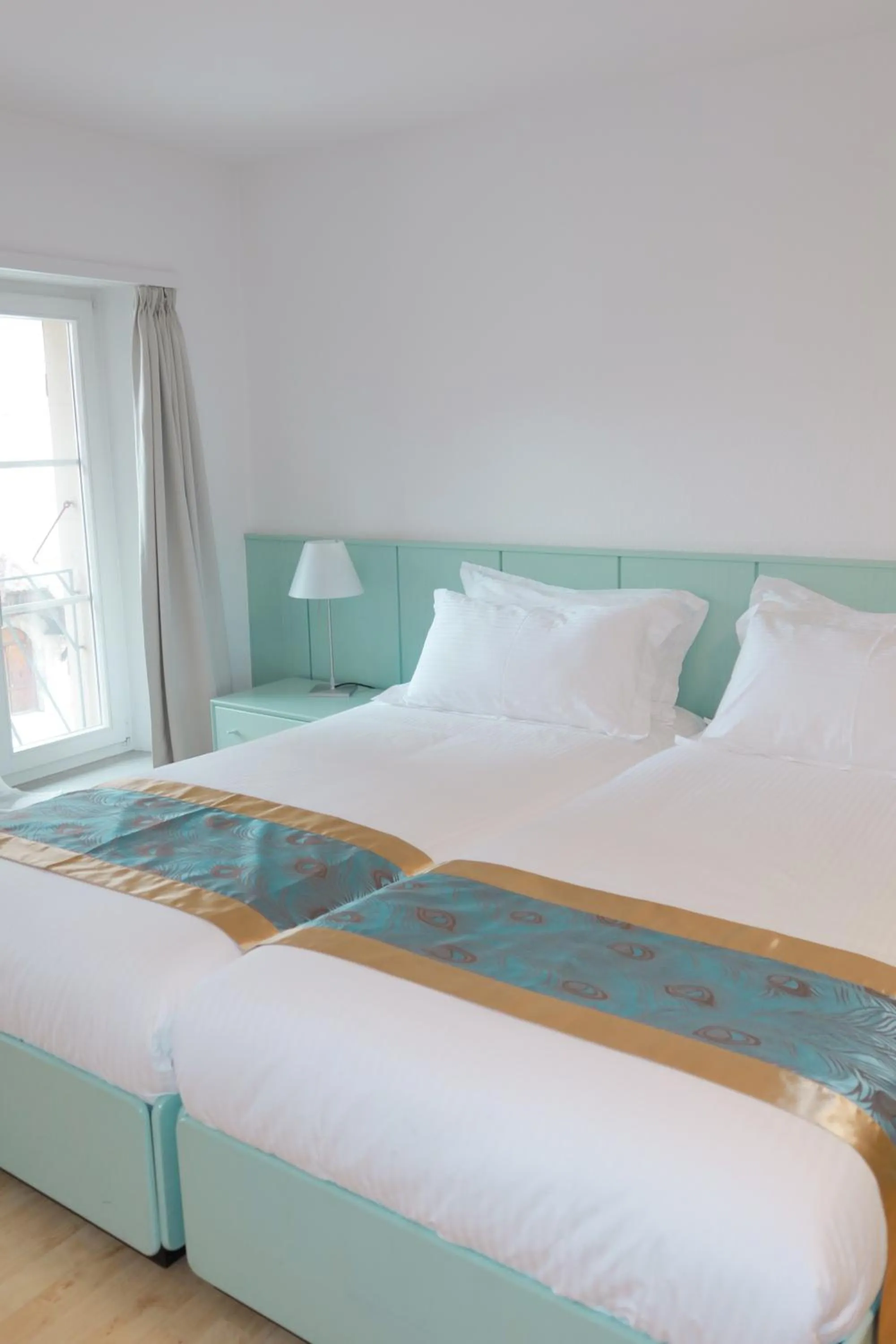 Property building, Bed in SWISS HOTEL LA COURONNE