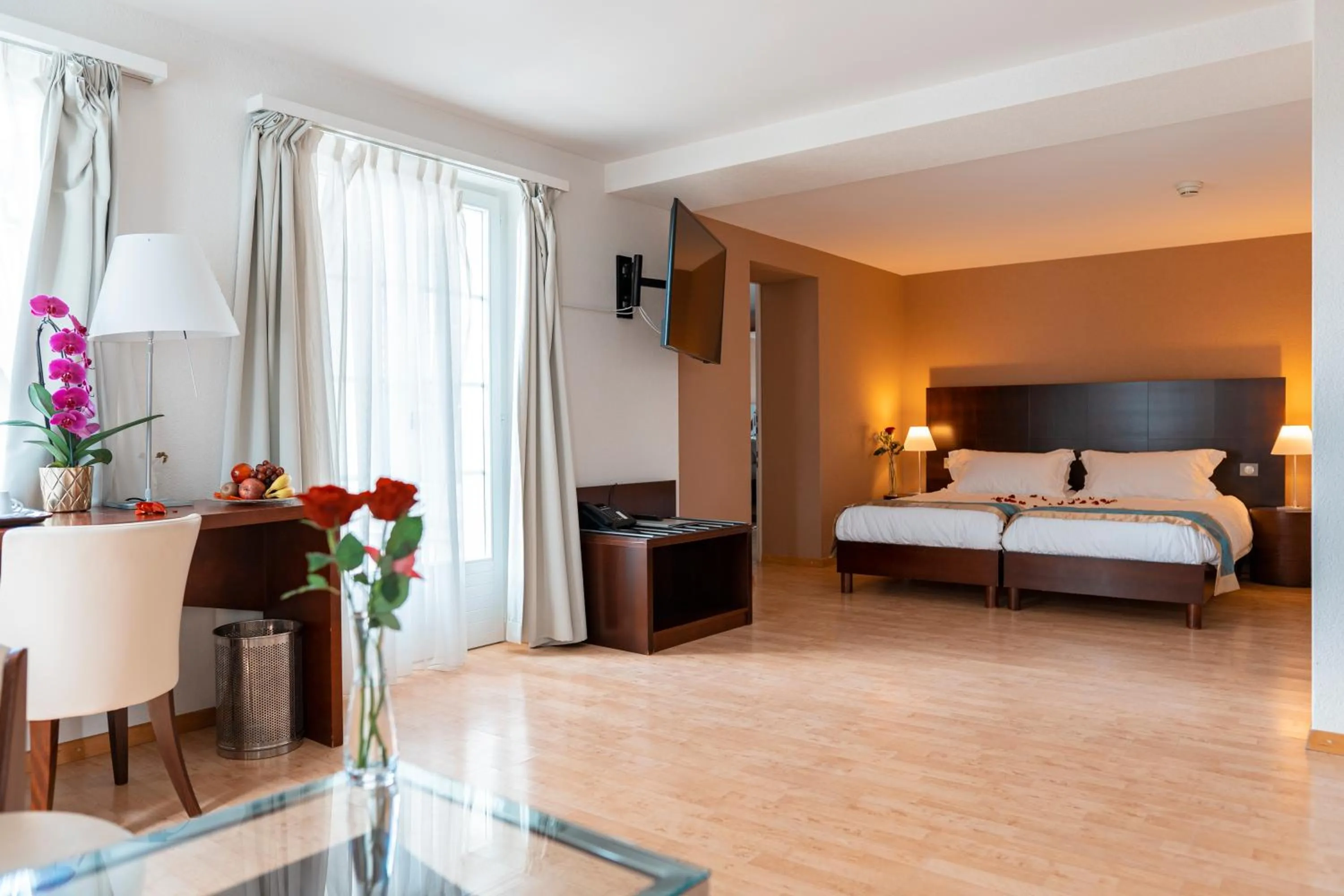 Bed in SWISS HOTEL LA COURONNE