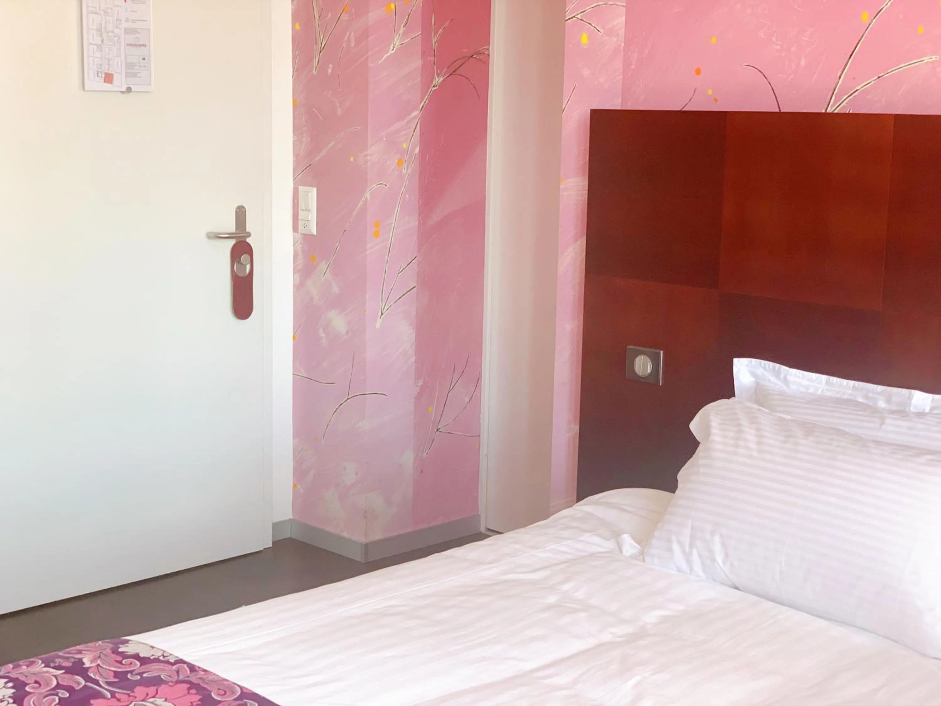 Bed in SWISS HOTEL LA COURONNE