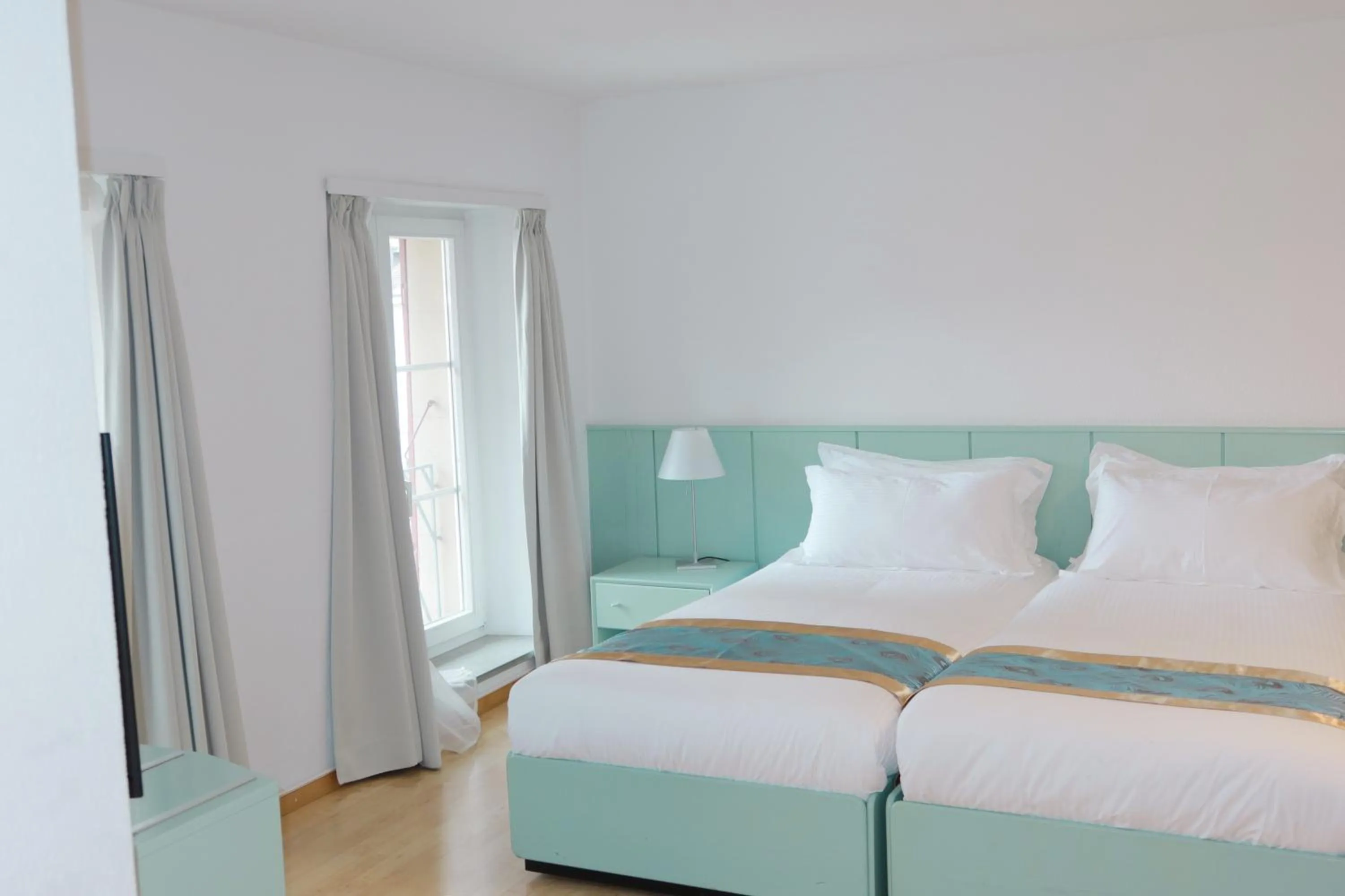 Property building, Bed in SWISS HOTEL LA COURONNE