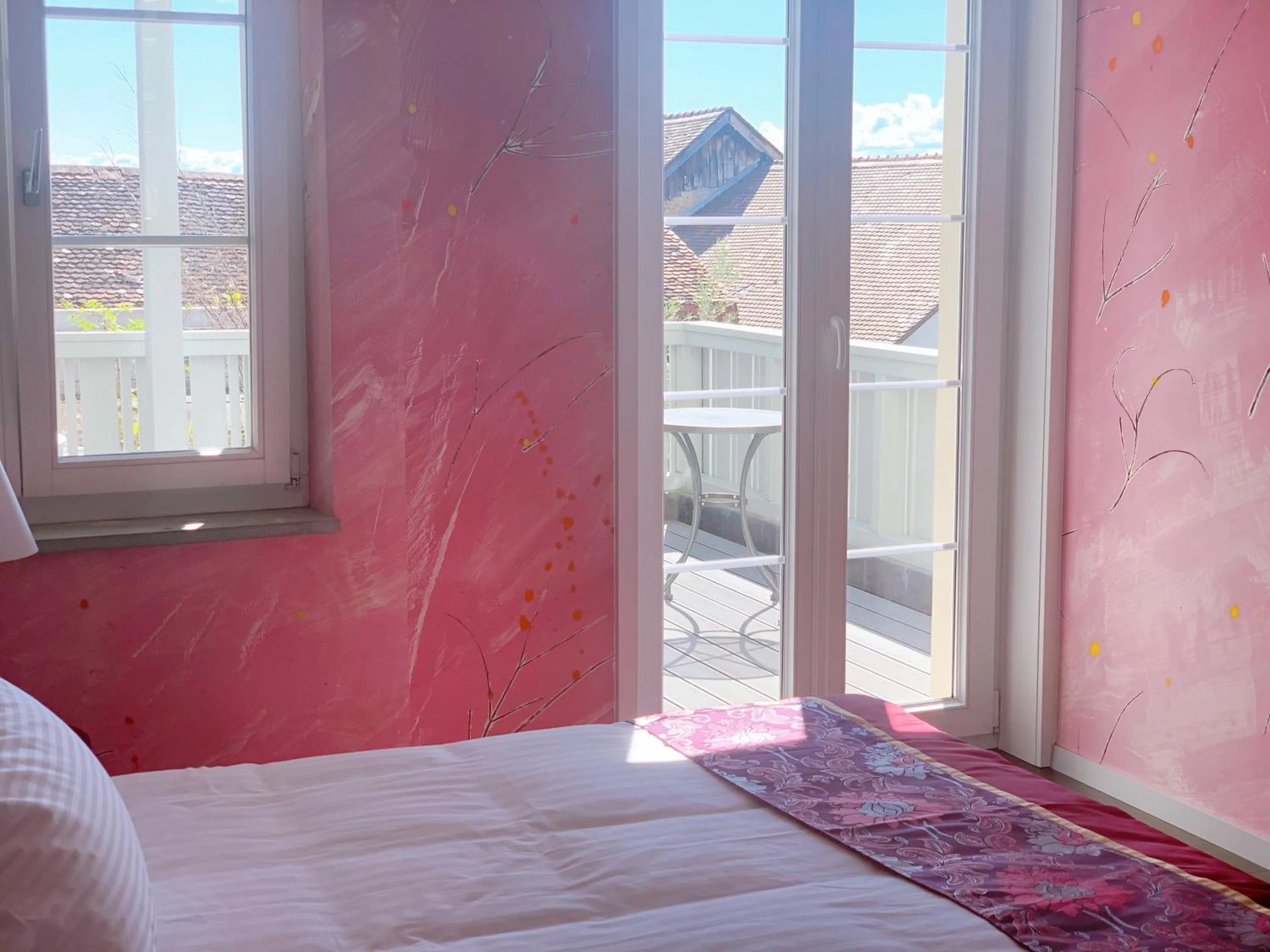 Bed in SWISS HOTEL LA COURONNE