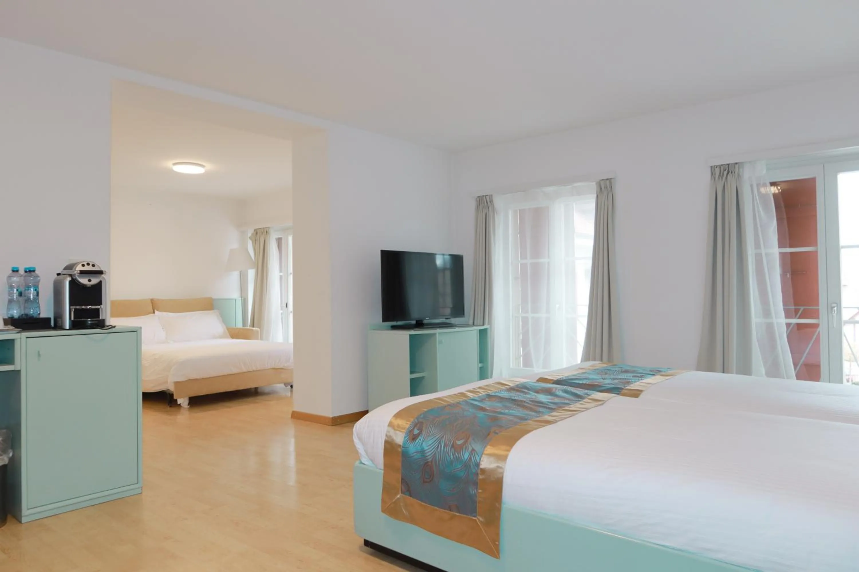 Property building, Bed in SWISS HOTEL LA COURONNE