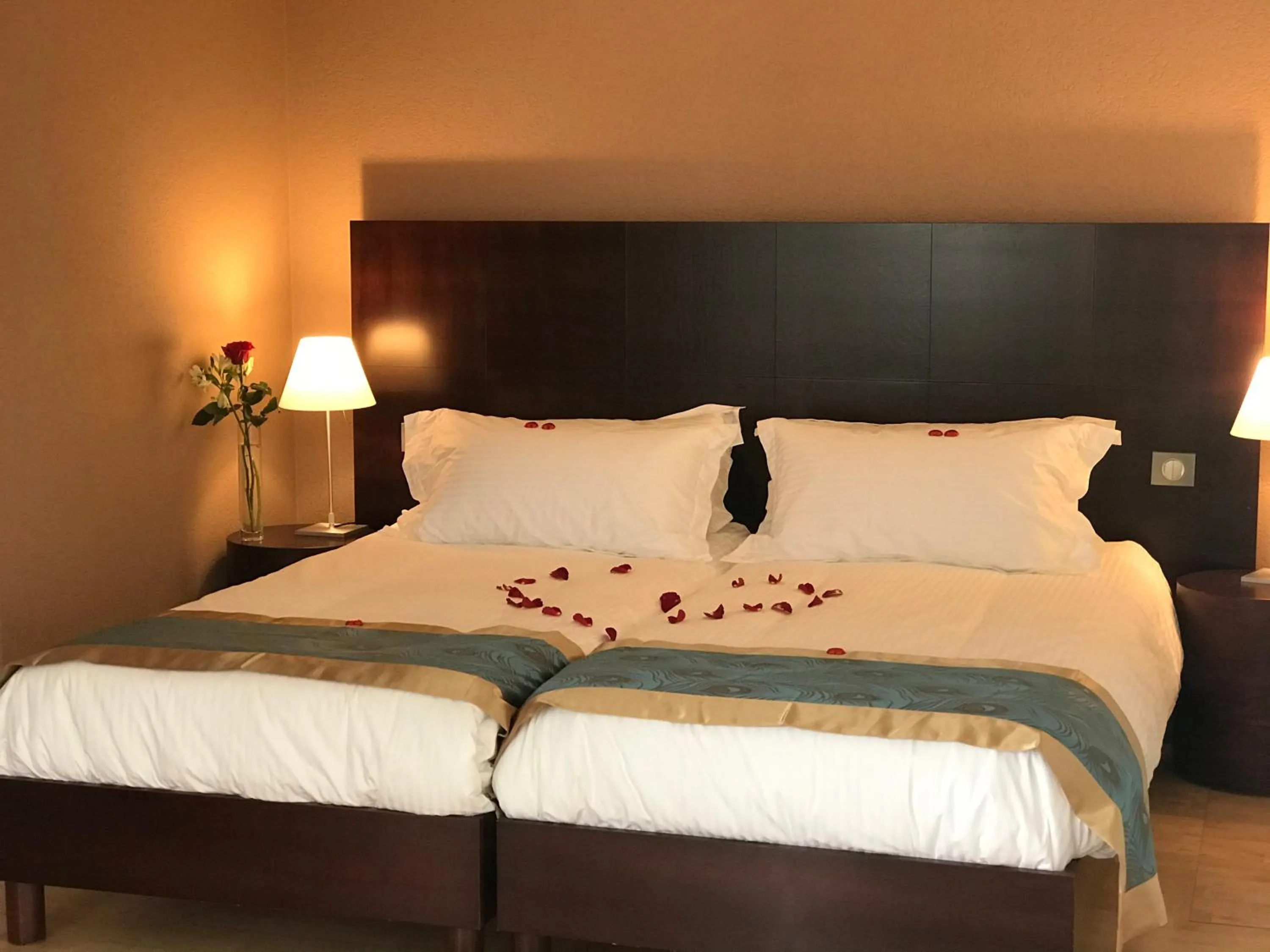 Bed in SWISS HOTEL LA COURONNE