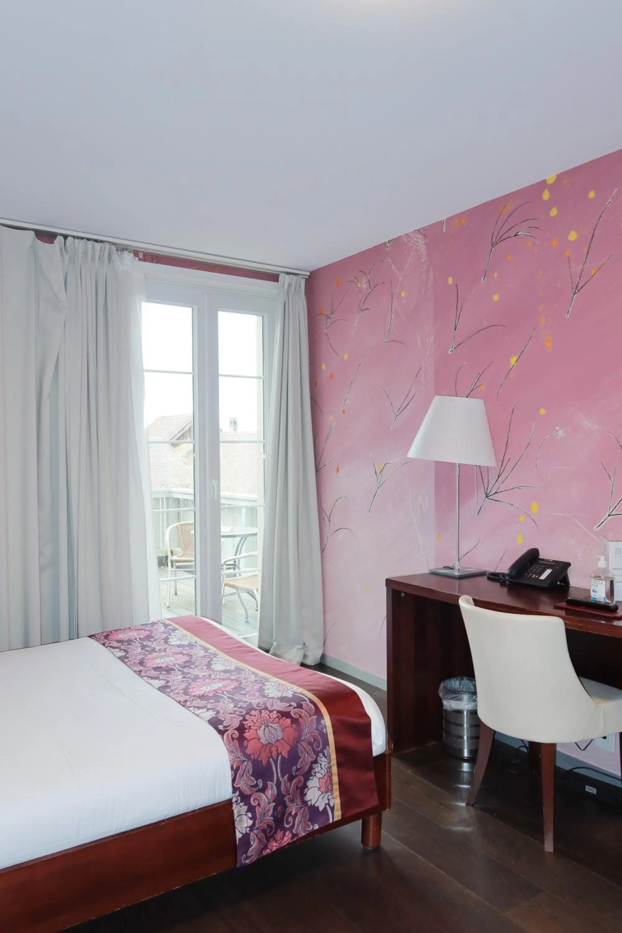 Property building, Bed in SWISS HOTEL LA COURONNE