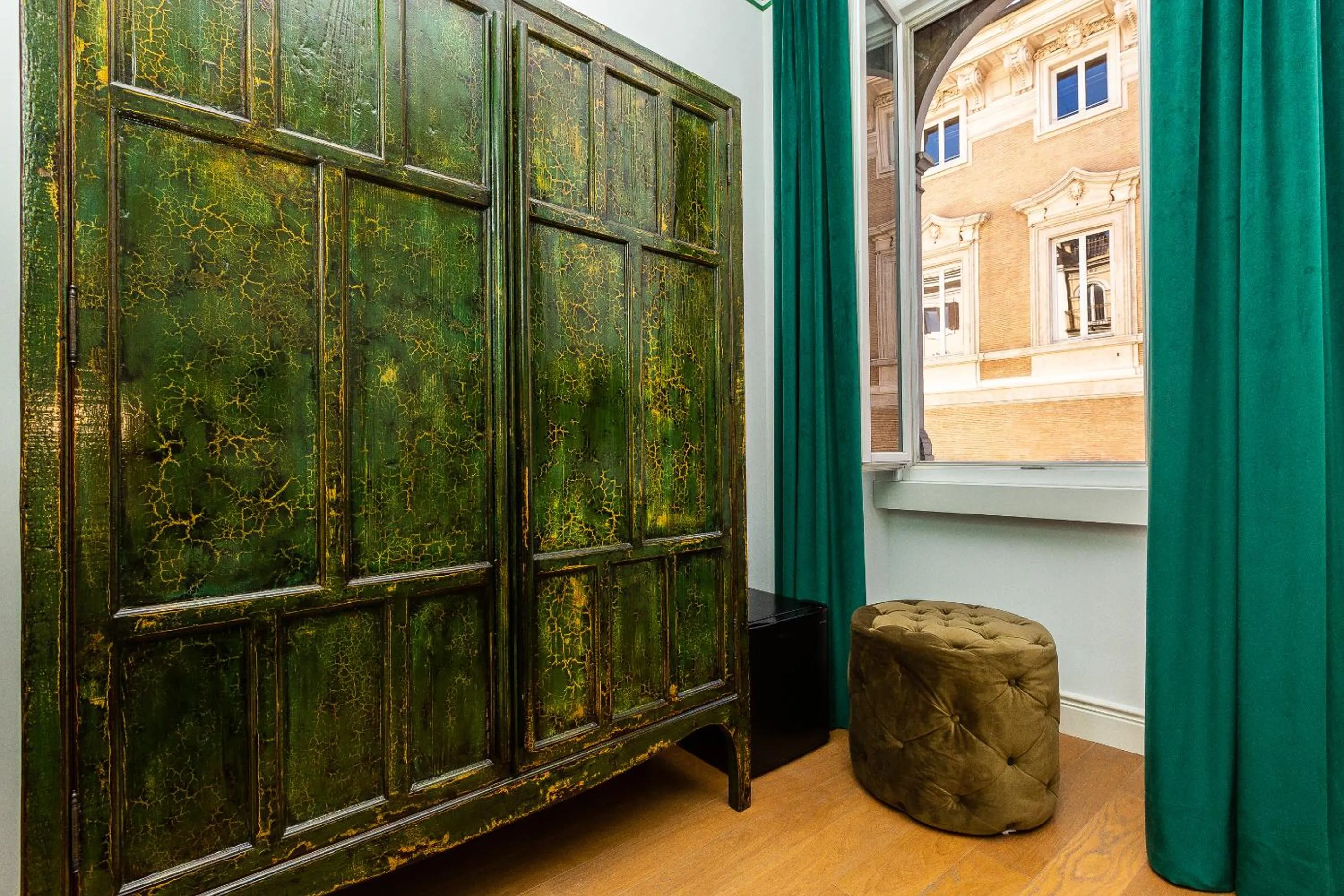 Decorative detail in Suite della Pigna