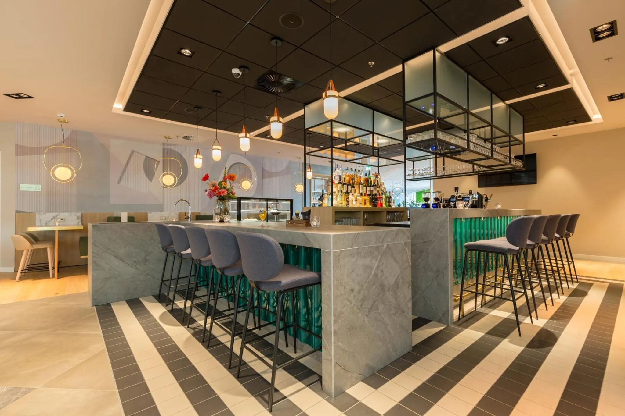 Lounge or bar in Crowne Plaza Utrecht - Central Station by IHG