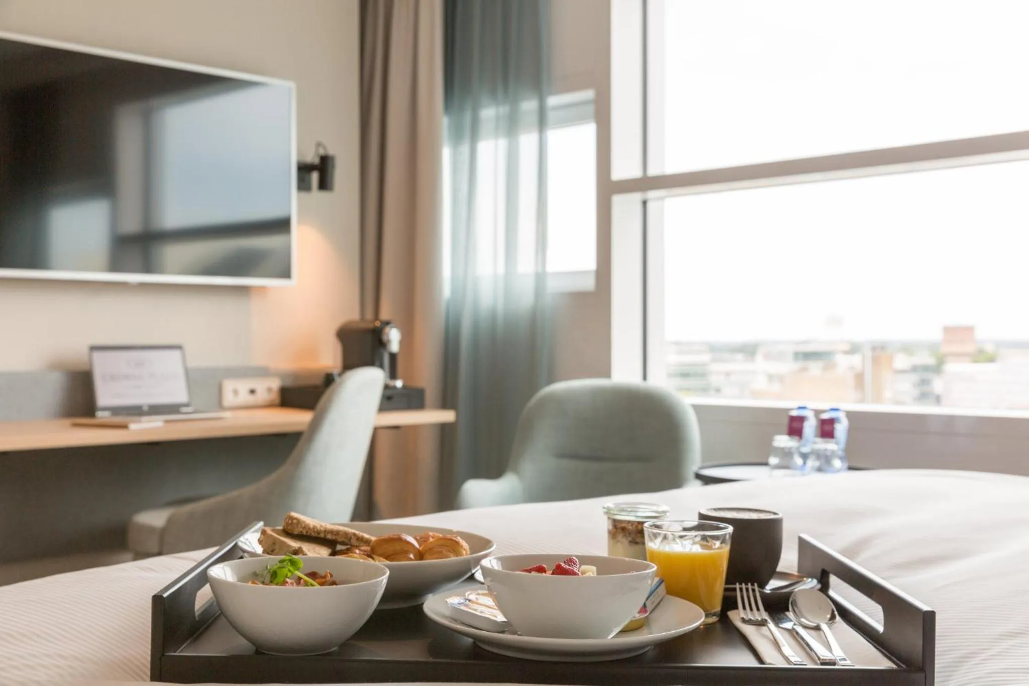 Photo of the whole room, Bed in Crowne Plaza Utrecht - Central Station by IHG