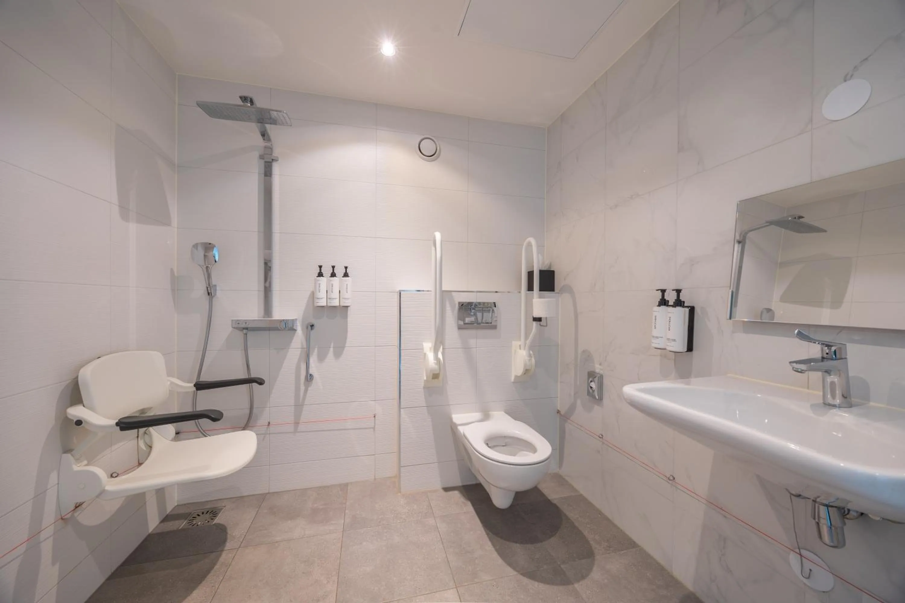 Bathroom in Crowne Plaza Utrecht - Central Station by IHG