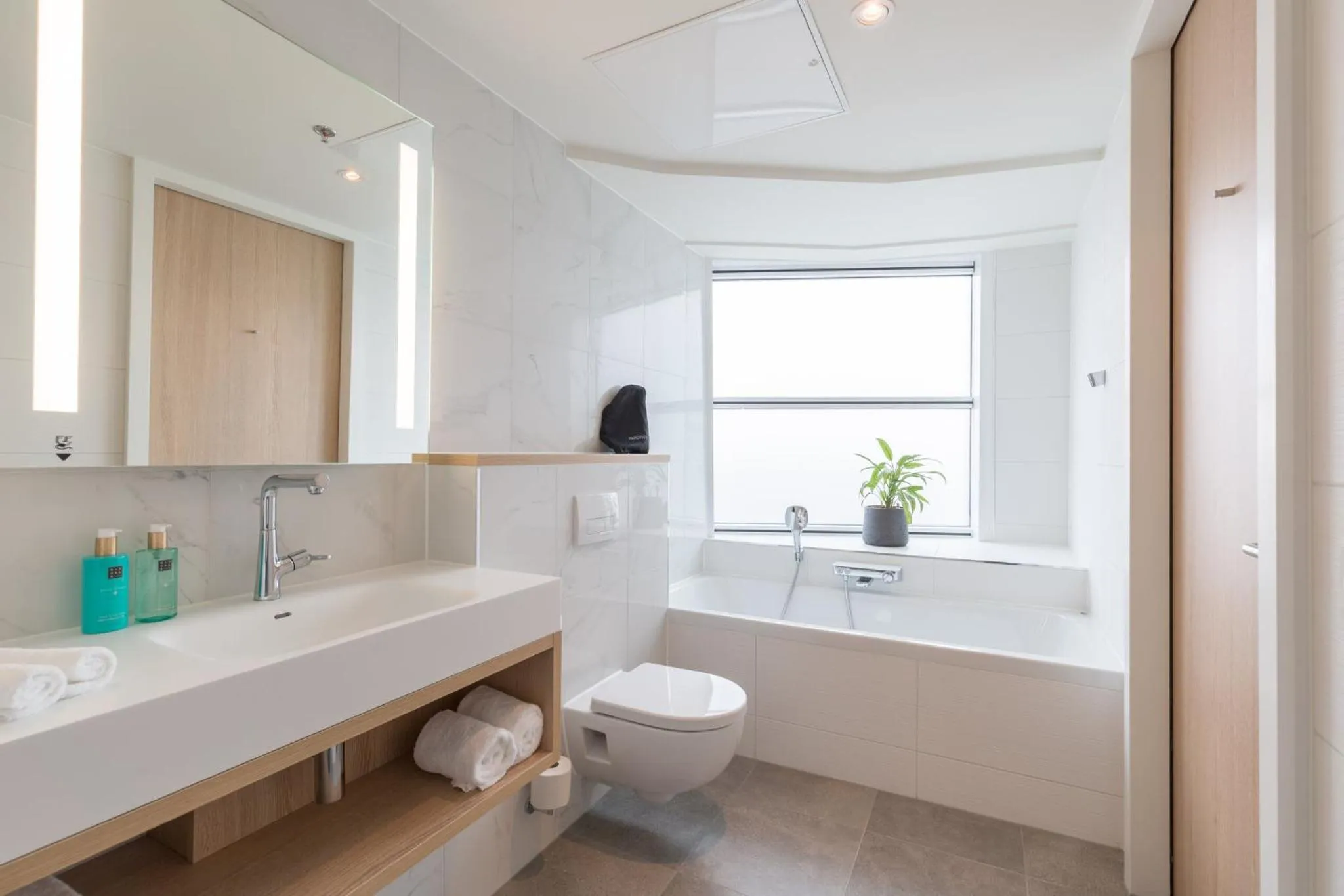 Bathroom in Crowne Plaza Utrecht - Central Station by IHG