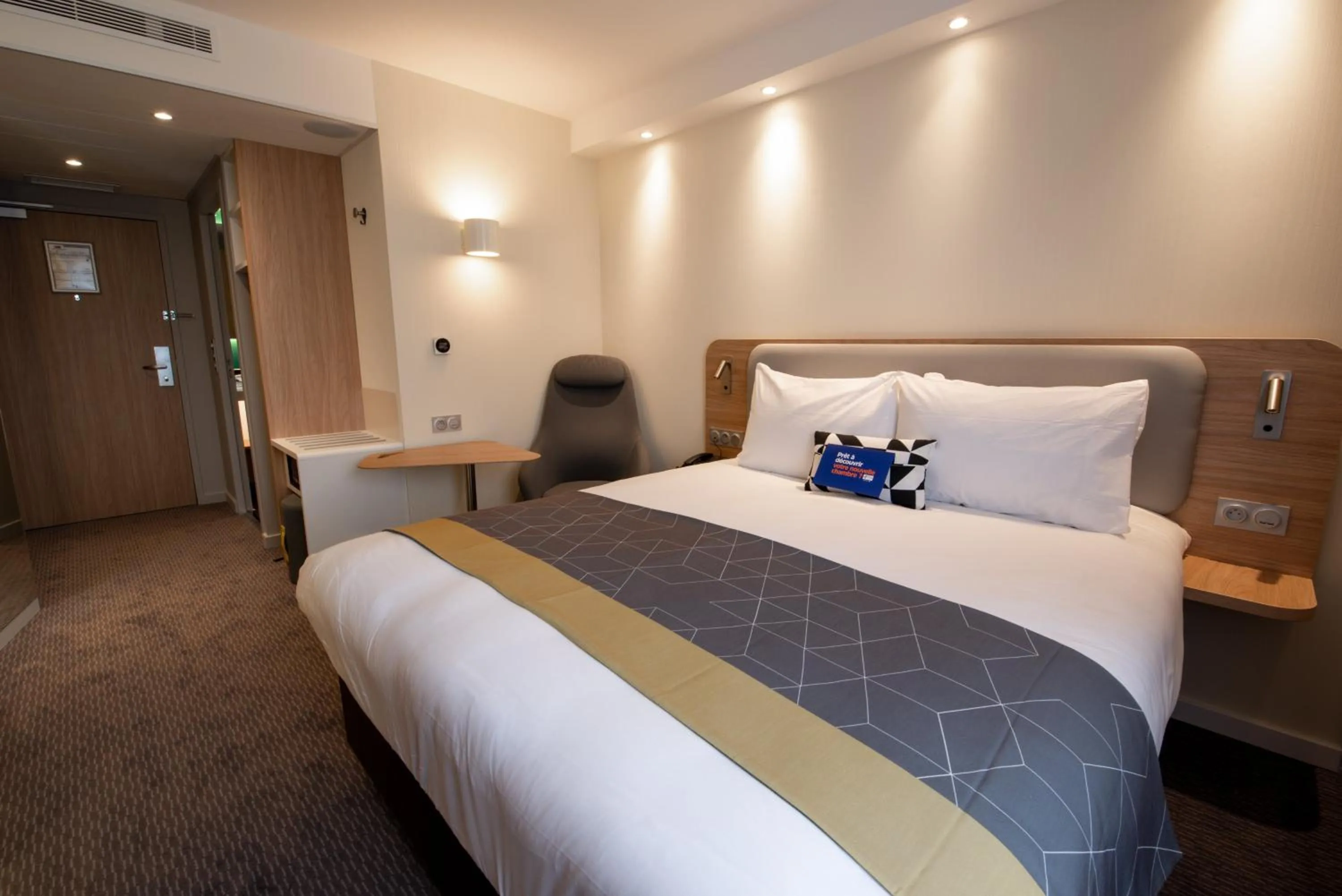 Photo of the whole room, Bed in Holiday Inn Express - Arcachon - La Teste by IHG