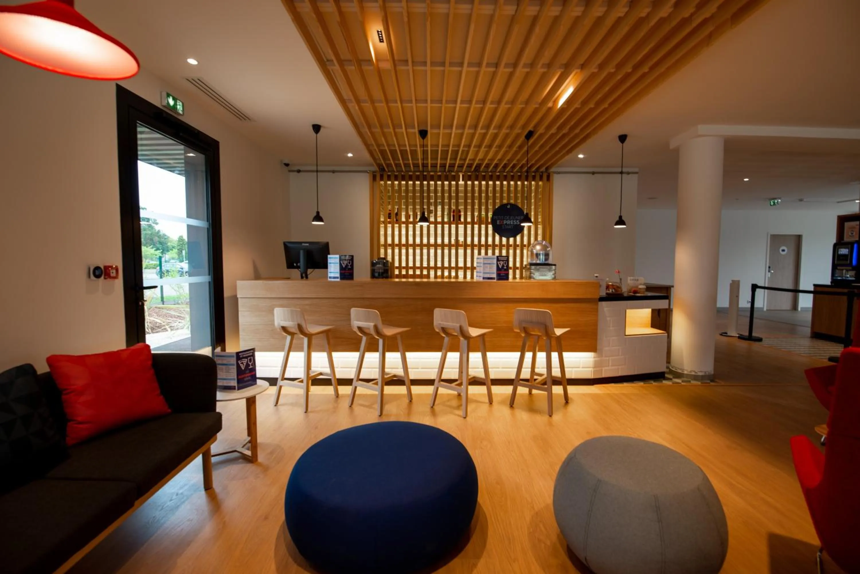 Lounge or bar in Holiday Inn Express - Arcachon - La Teste by IHG