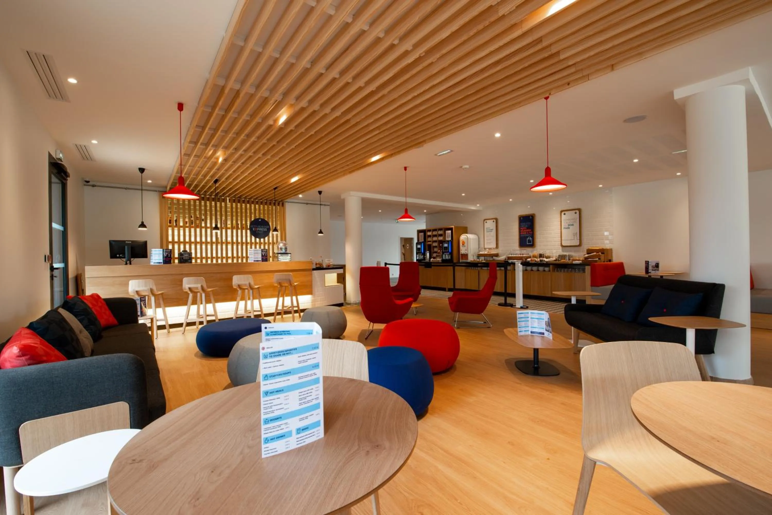 Lounge or bar in Holiday Inn Express - Arcachon - La Teste by IHG