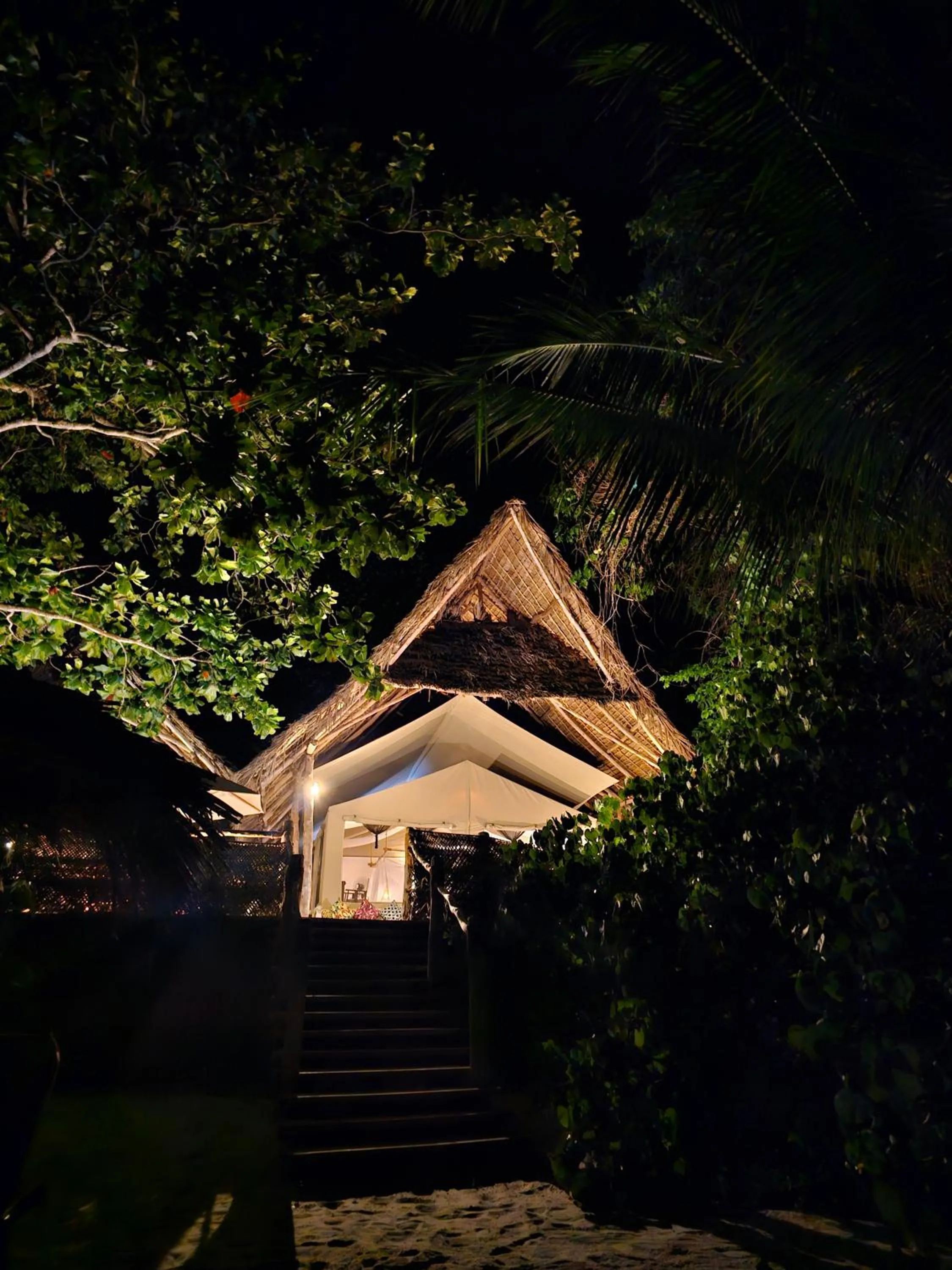 Property building in Fundu Lagoon