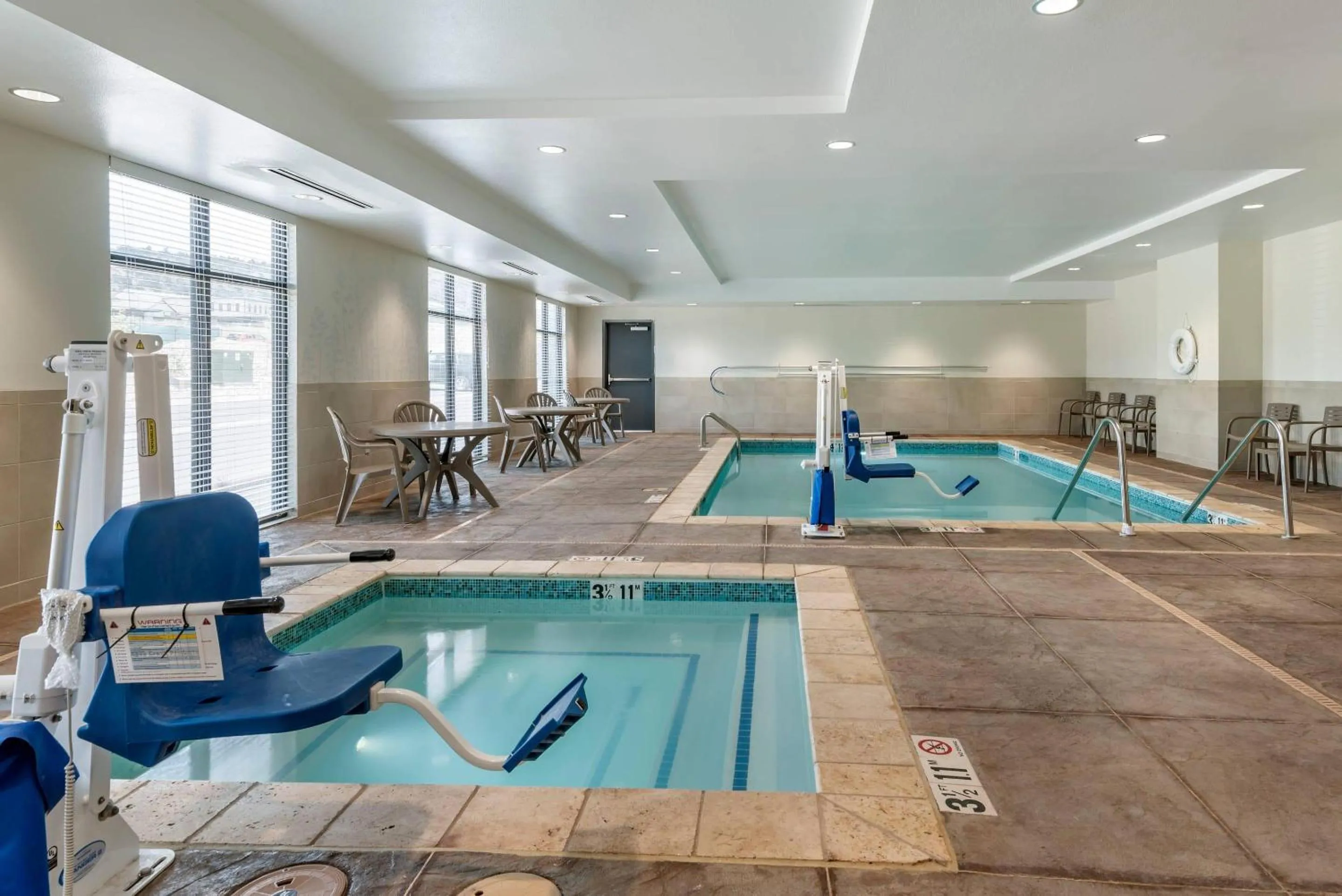 Swimming pool in MainStay Suites Durango