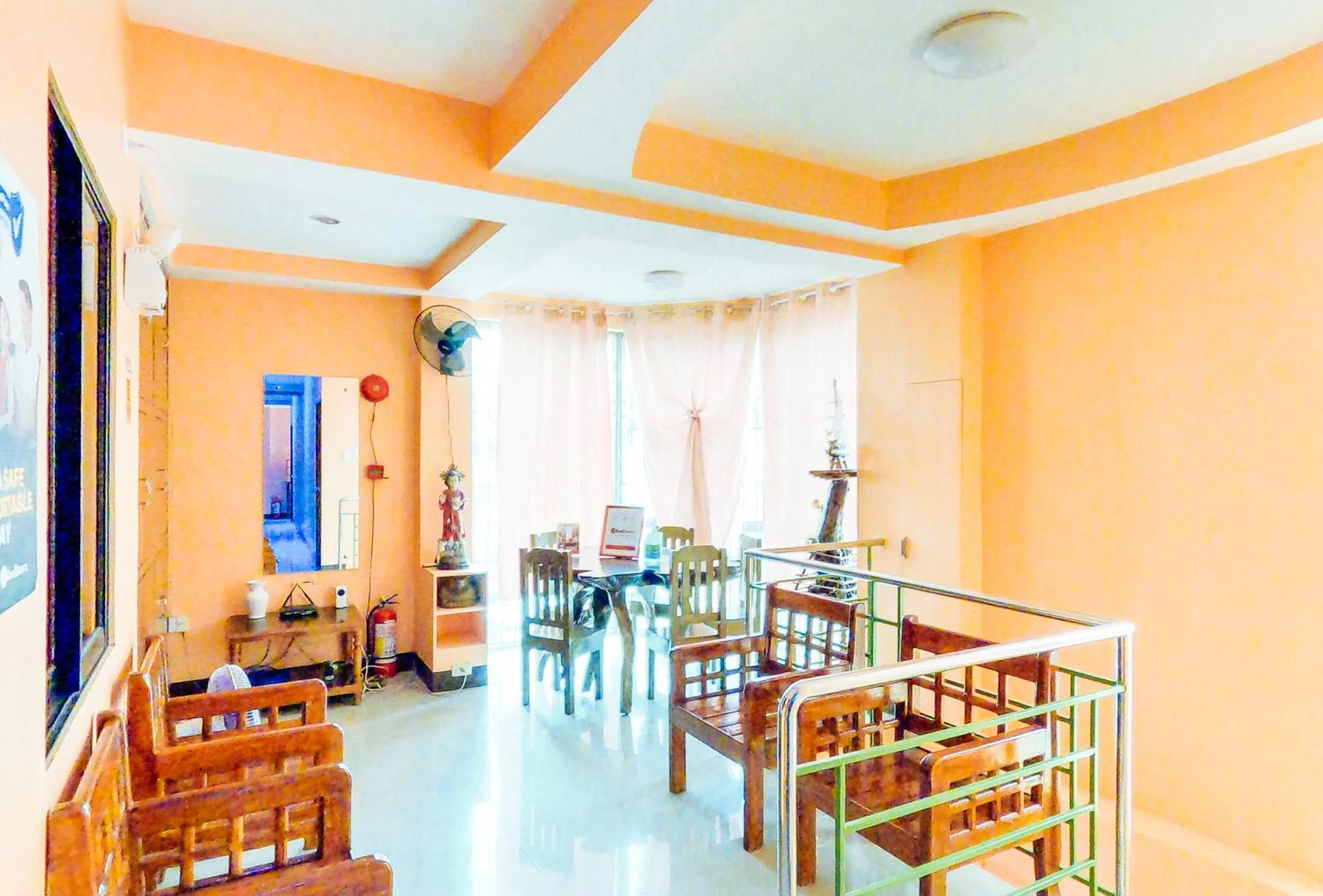 Seating area in RedDoorz @ Pamaong Street