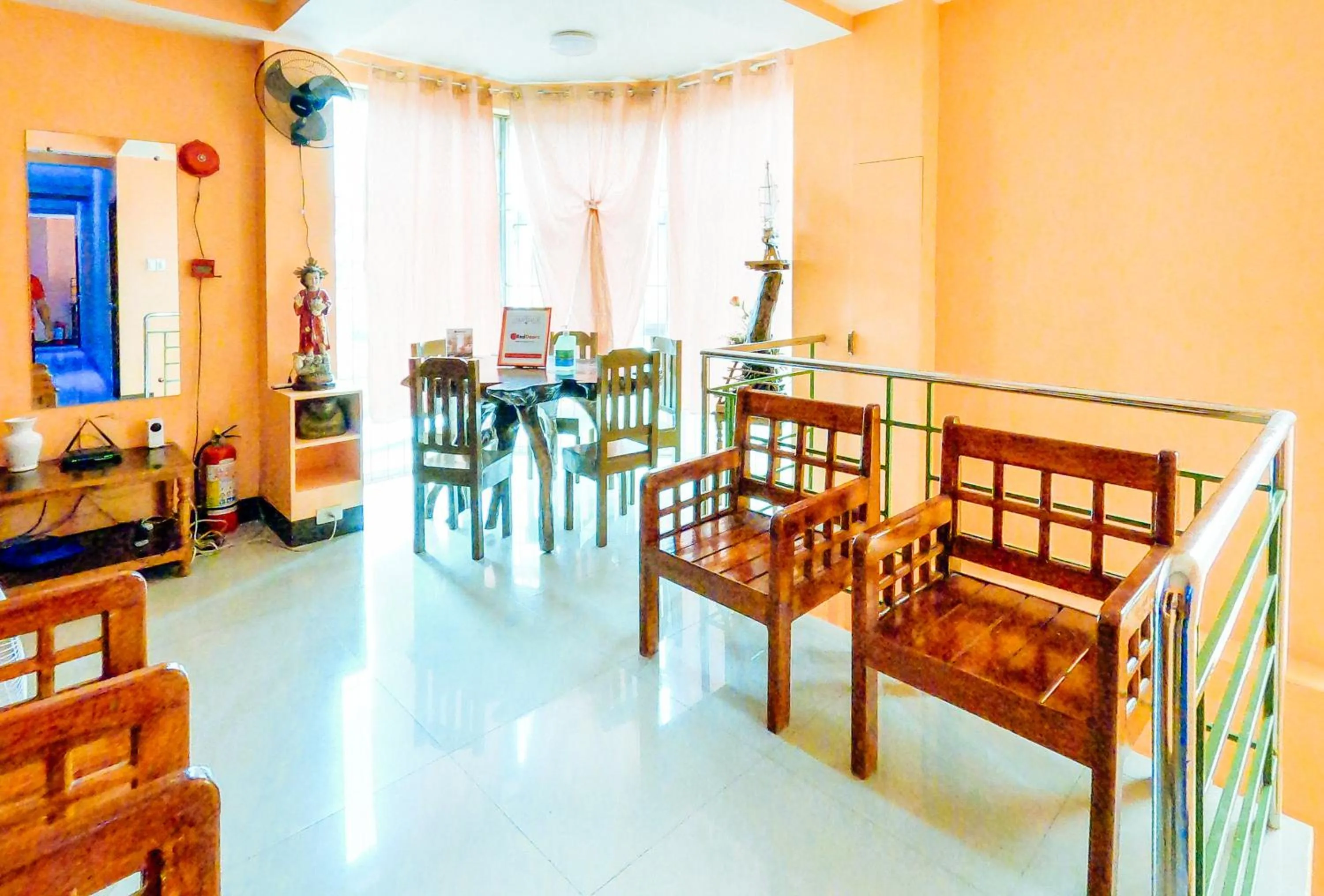 Seating area in RedDoorz @ Pamaong Street