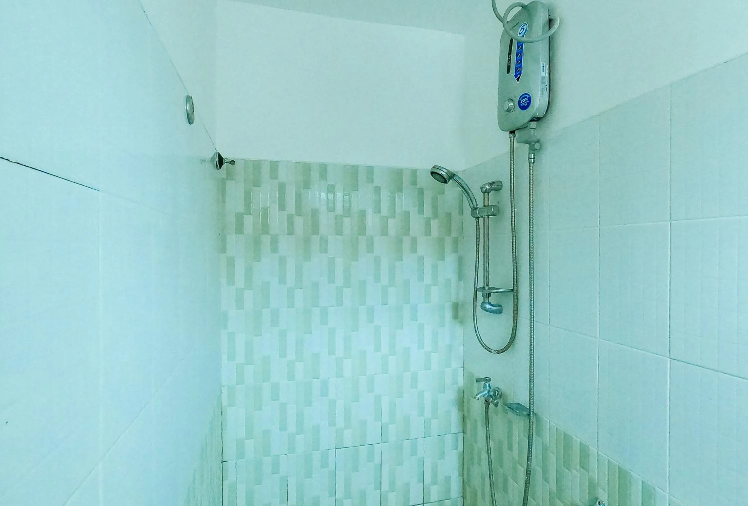 Shower in RedDoorz @ Pamaong Street