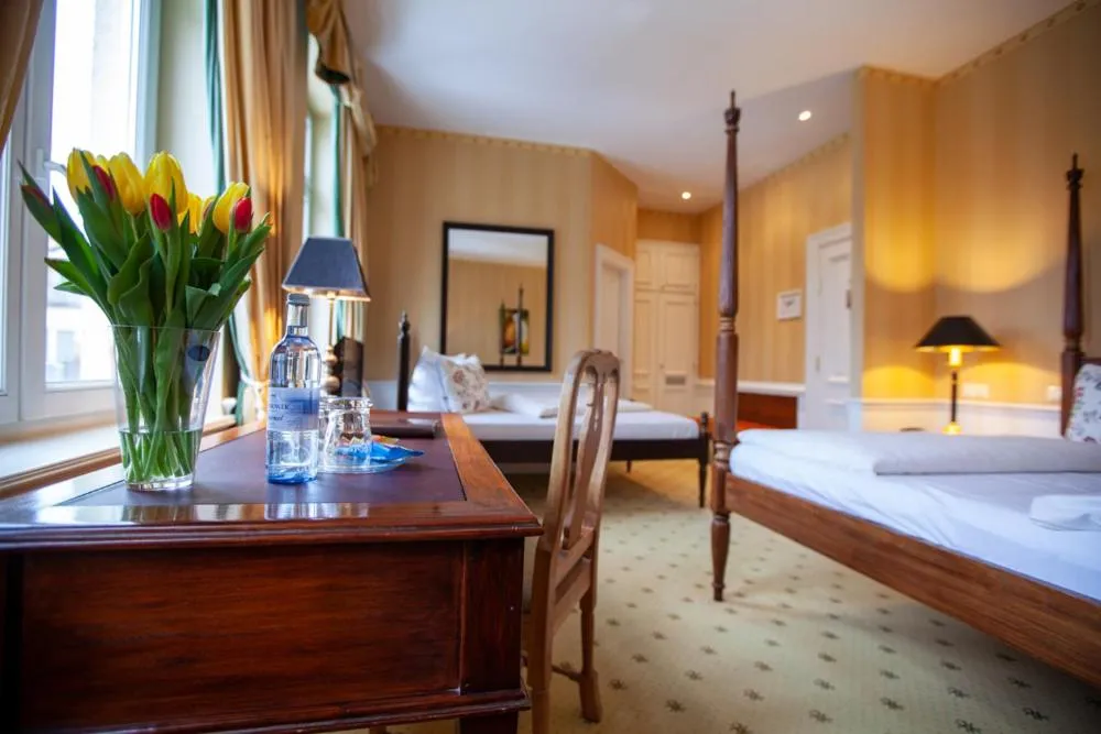 Bed in Hotel Niederländischer Hof