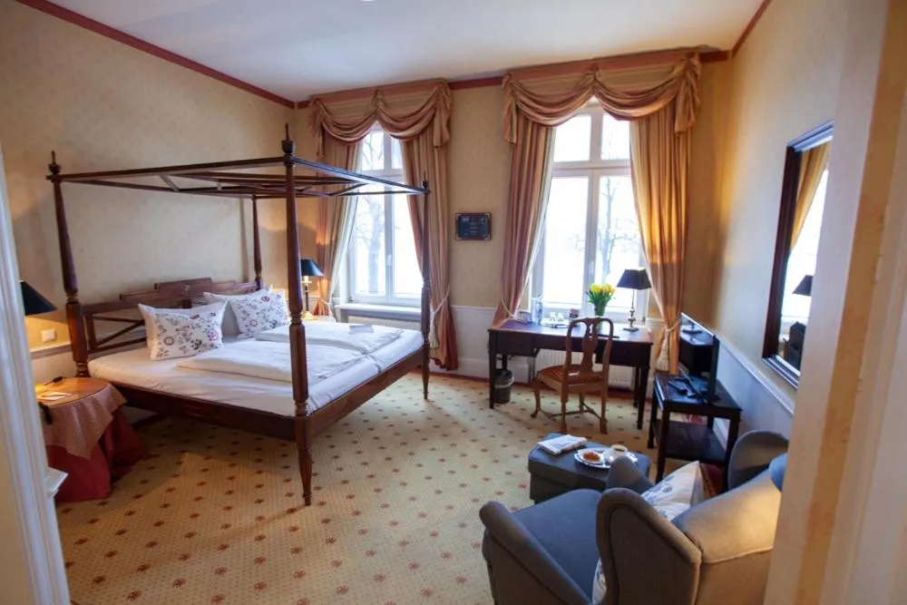 Bed in Hotel Niederländischer Hof