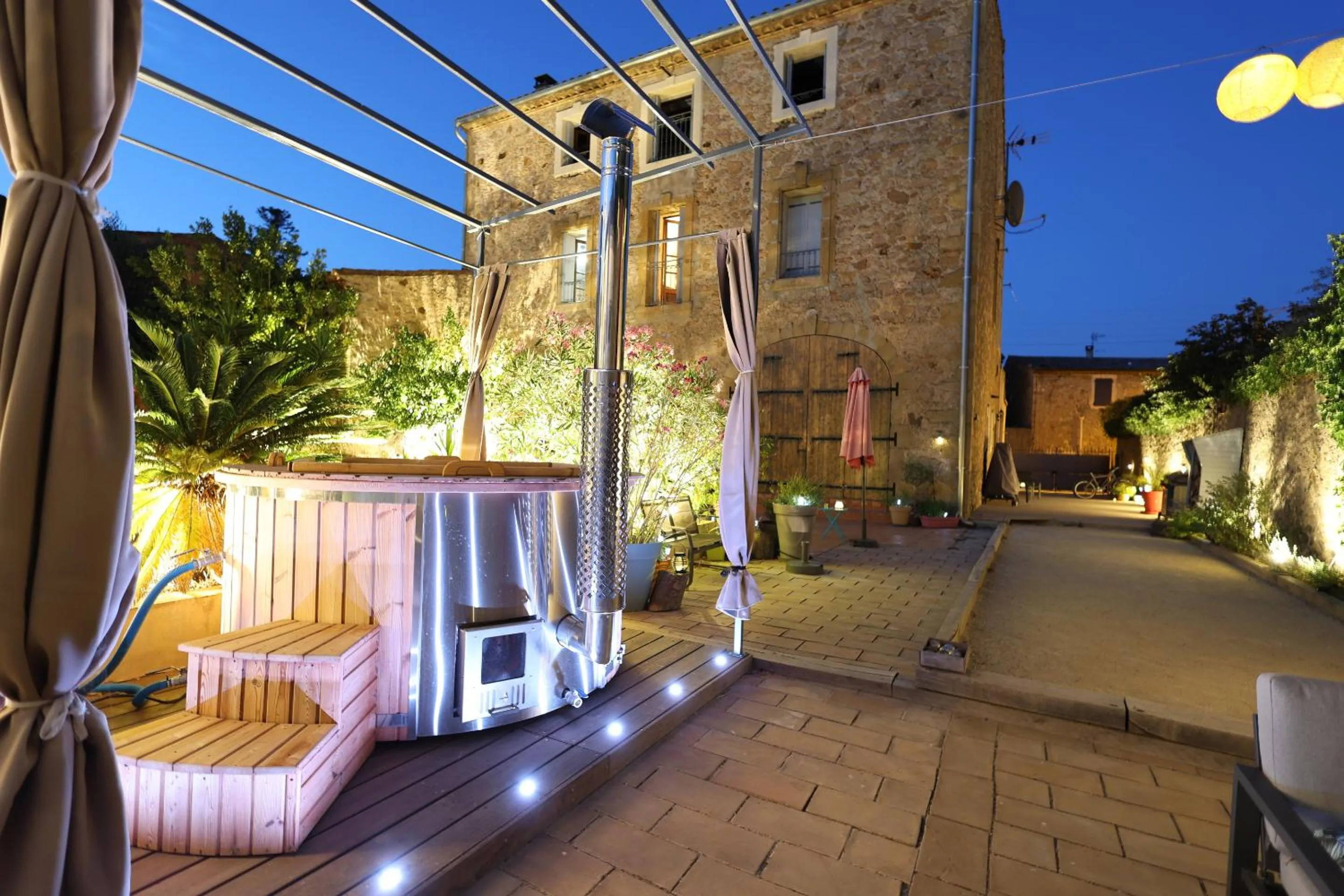 Hot Tub in Maison Dix Chambres d'hôtes et Espace SPA Bien être