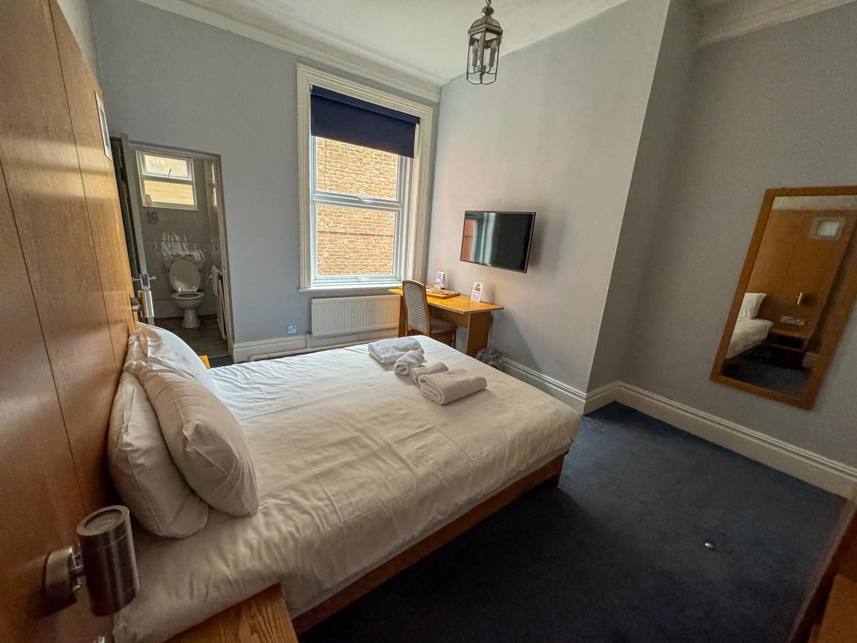 Bedroom, Bed in The New England Hotel