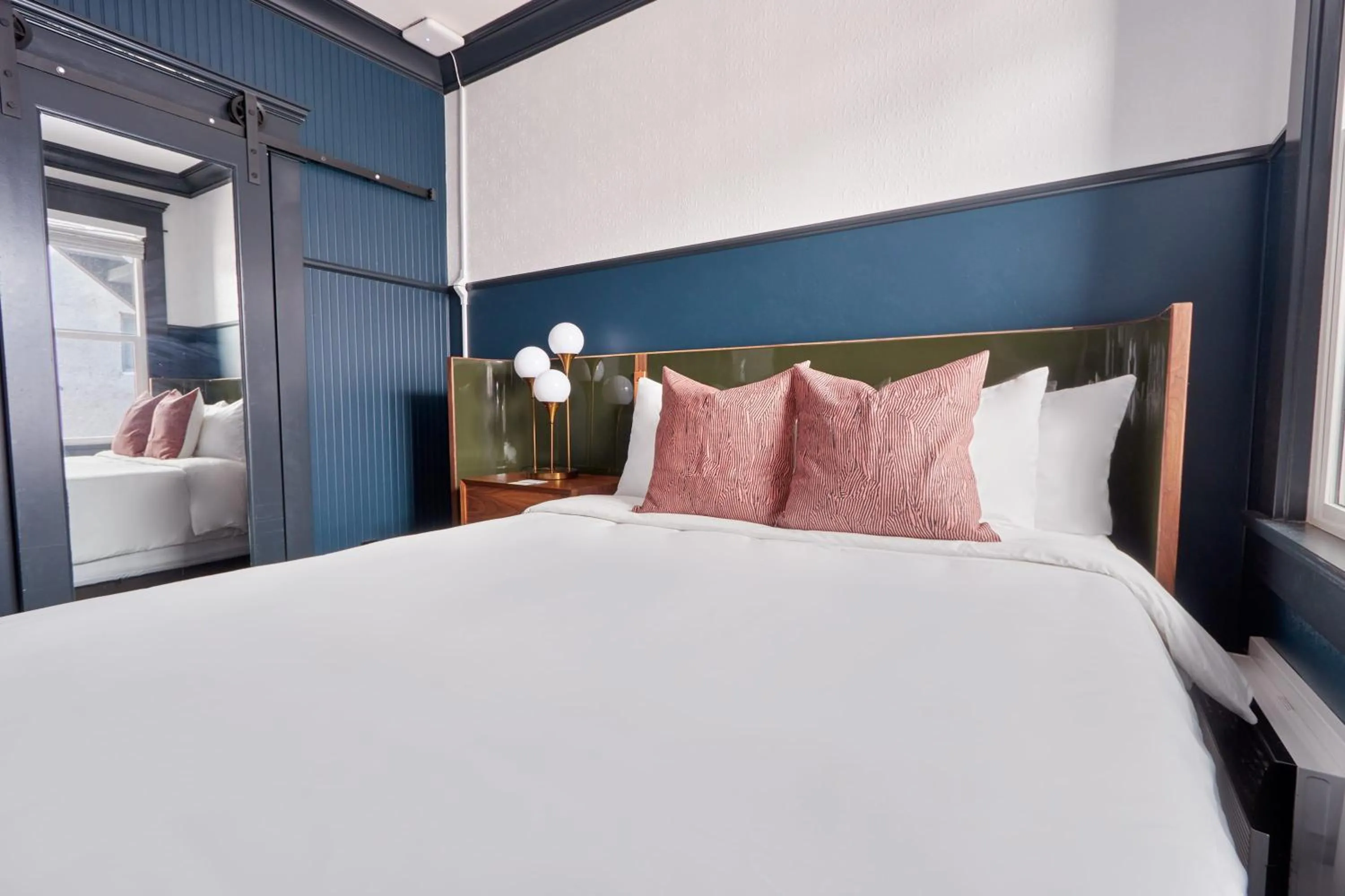 Property building, Bed in The Davis Downtown San Diego