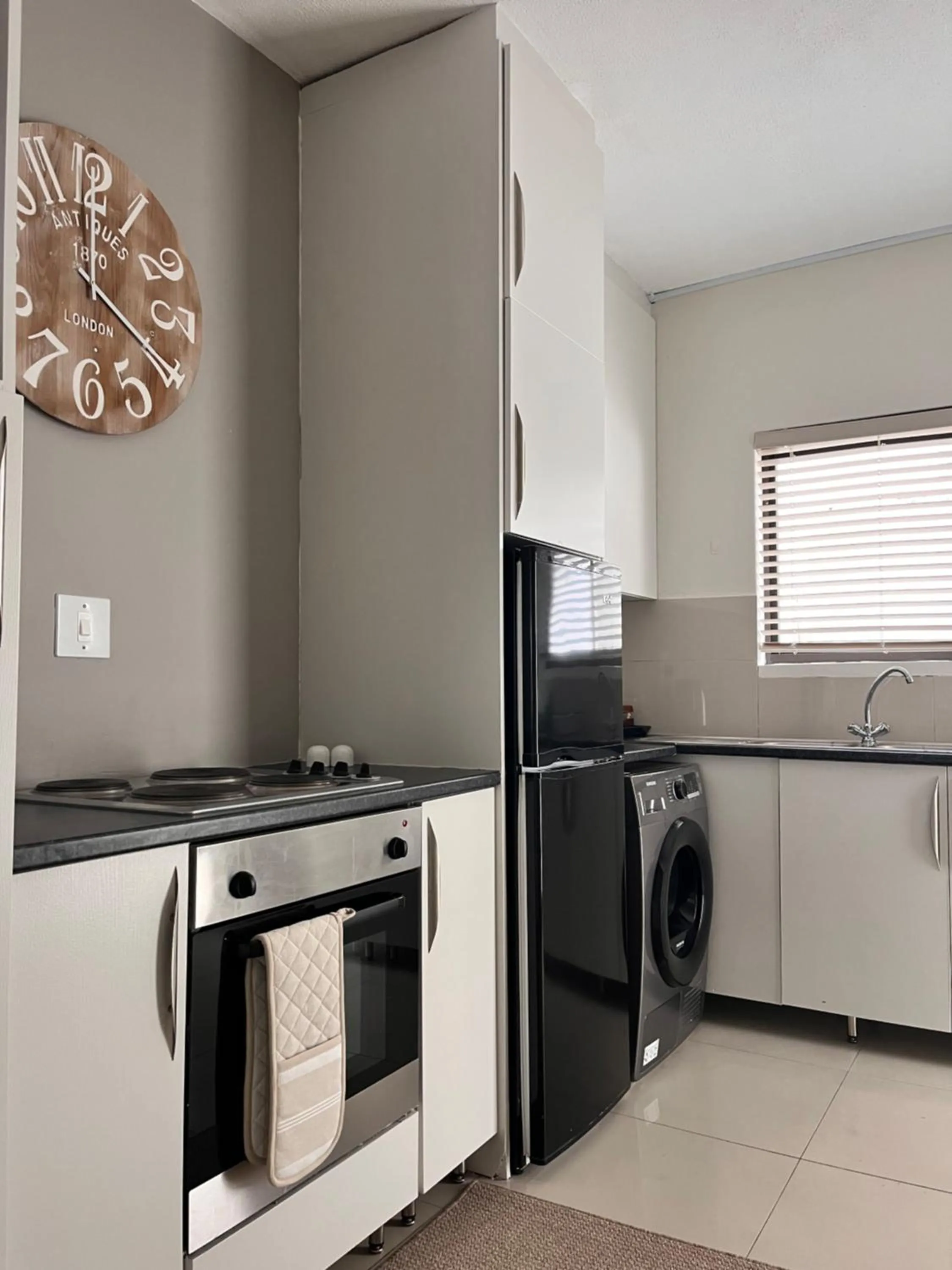 Kitchen or kitchenette in Hillside Executive Accommodation