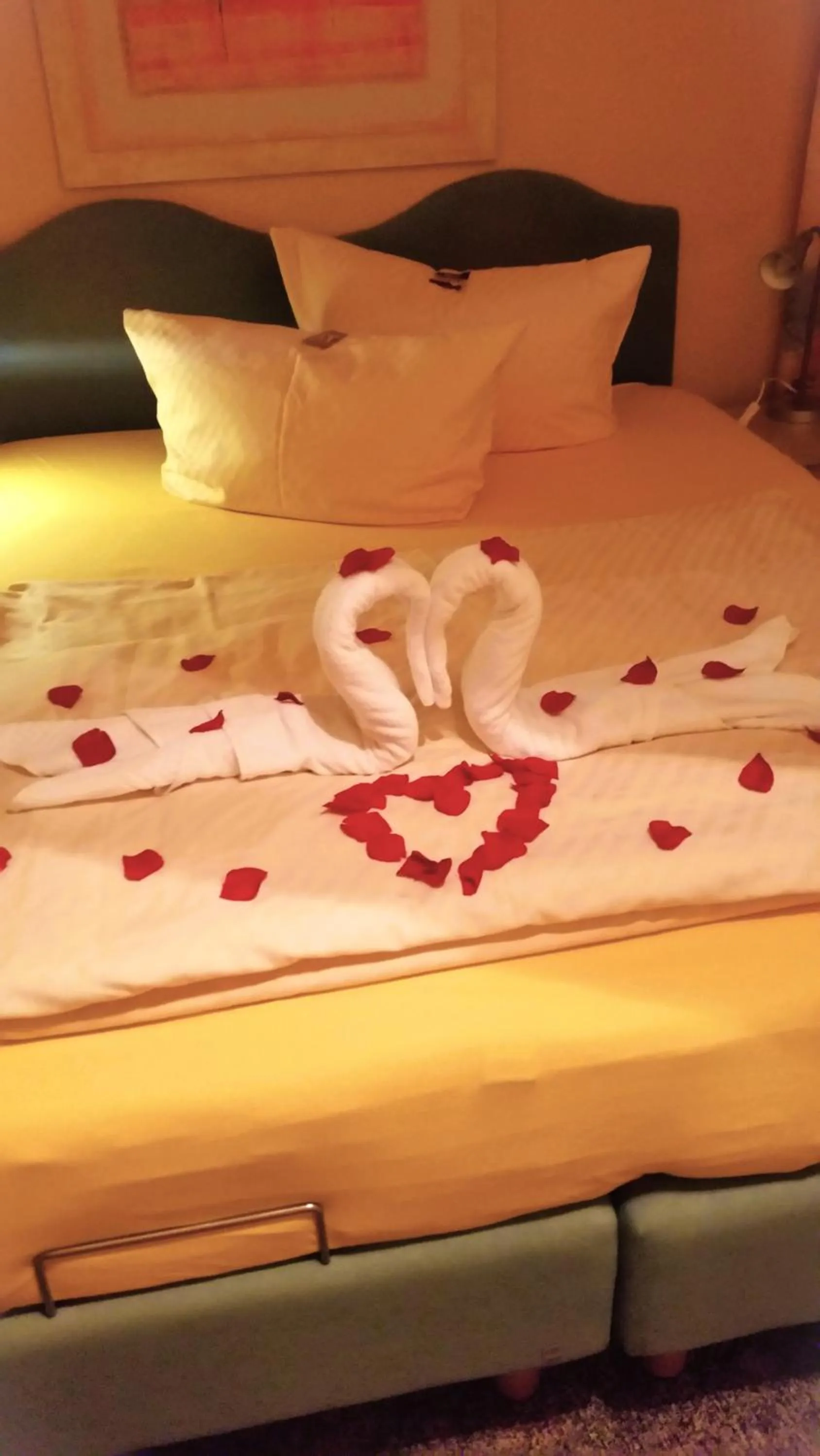 towels, Bed in Hotel-Pension Grüne Linde