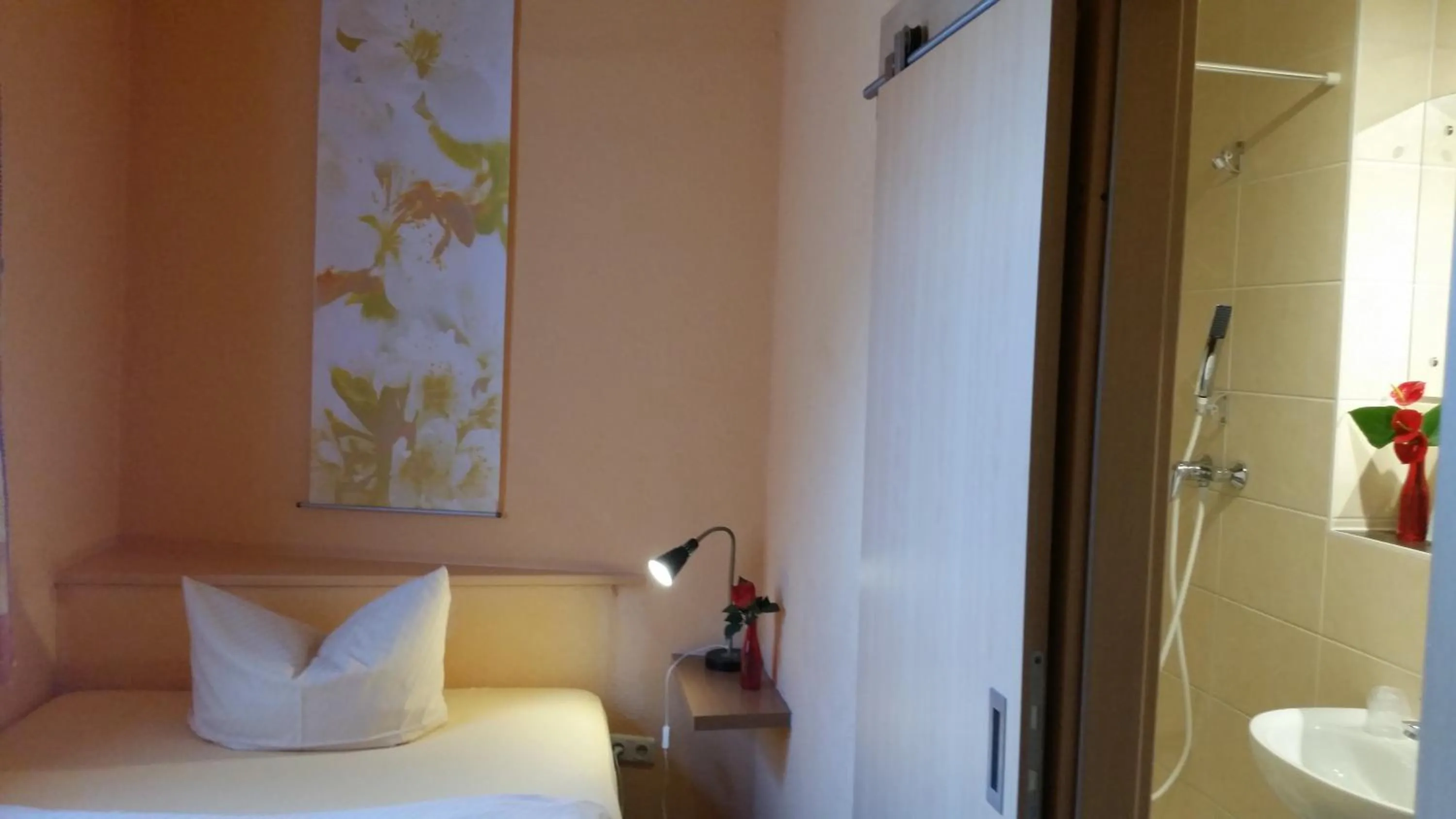 Photo of the whole room, Bed in Hotel-Pension Grüne Linde