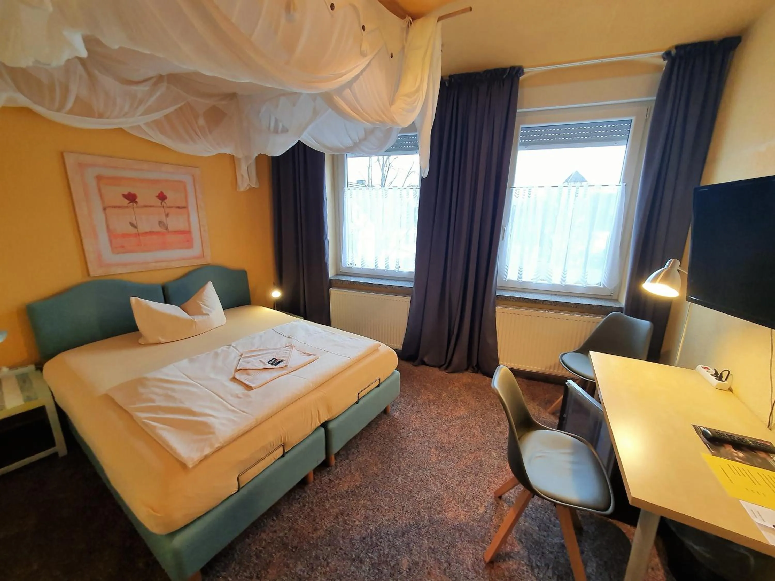 Photo of the whole room, Bed in Hotel-Pension Grüne Linde