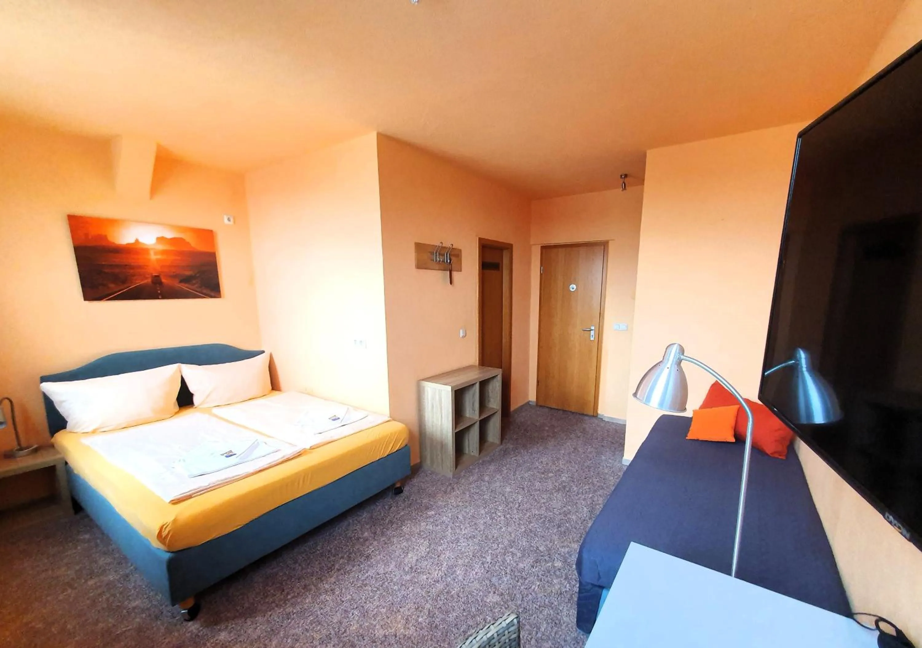 Photo of the whole room, Bed in Hotel-Pension Grüne Linde