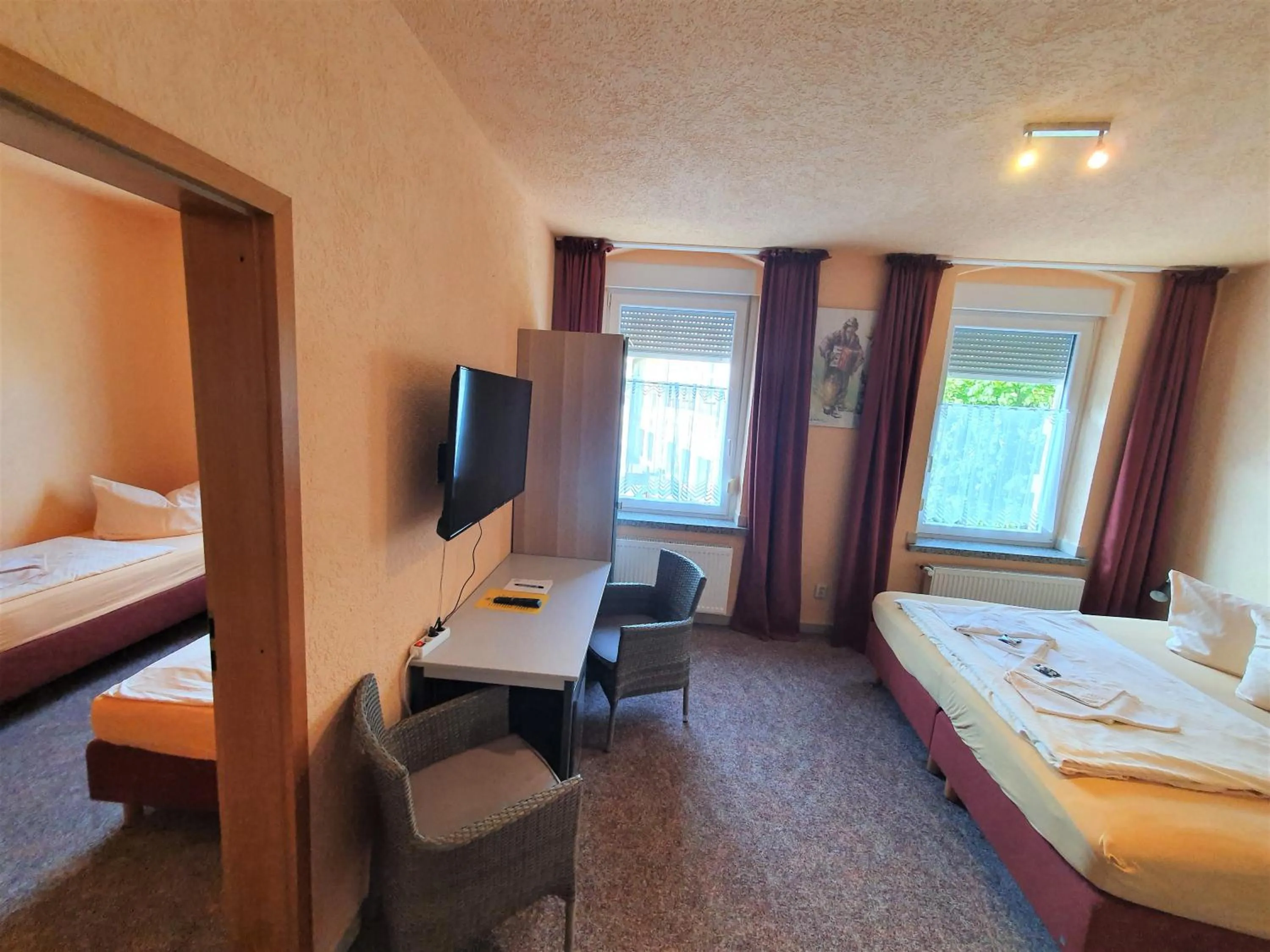 Photo of the whole room, Bed in Hotel-Pension Grüne Linde