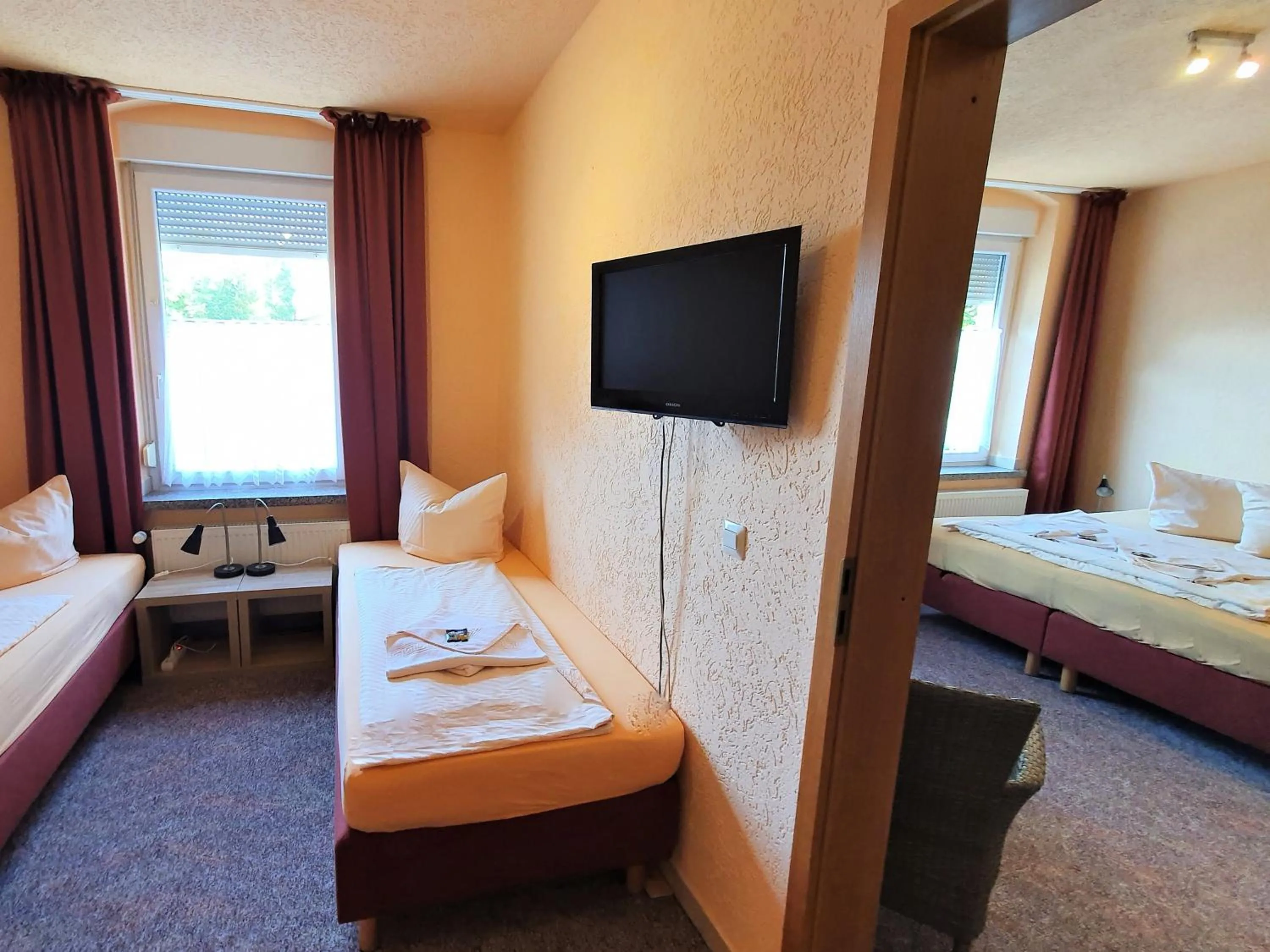 Photo of the whole room, Bed in Hotel-Pension Grüne Linde