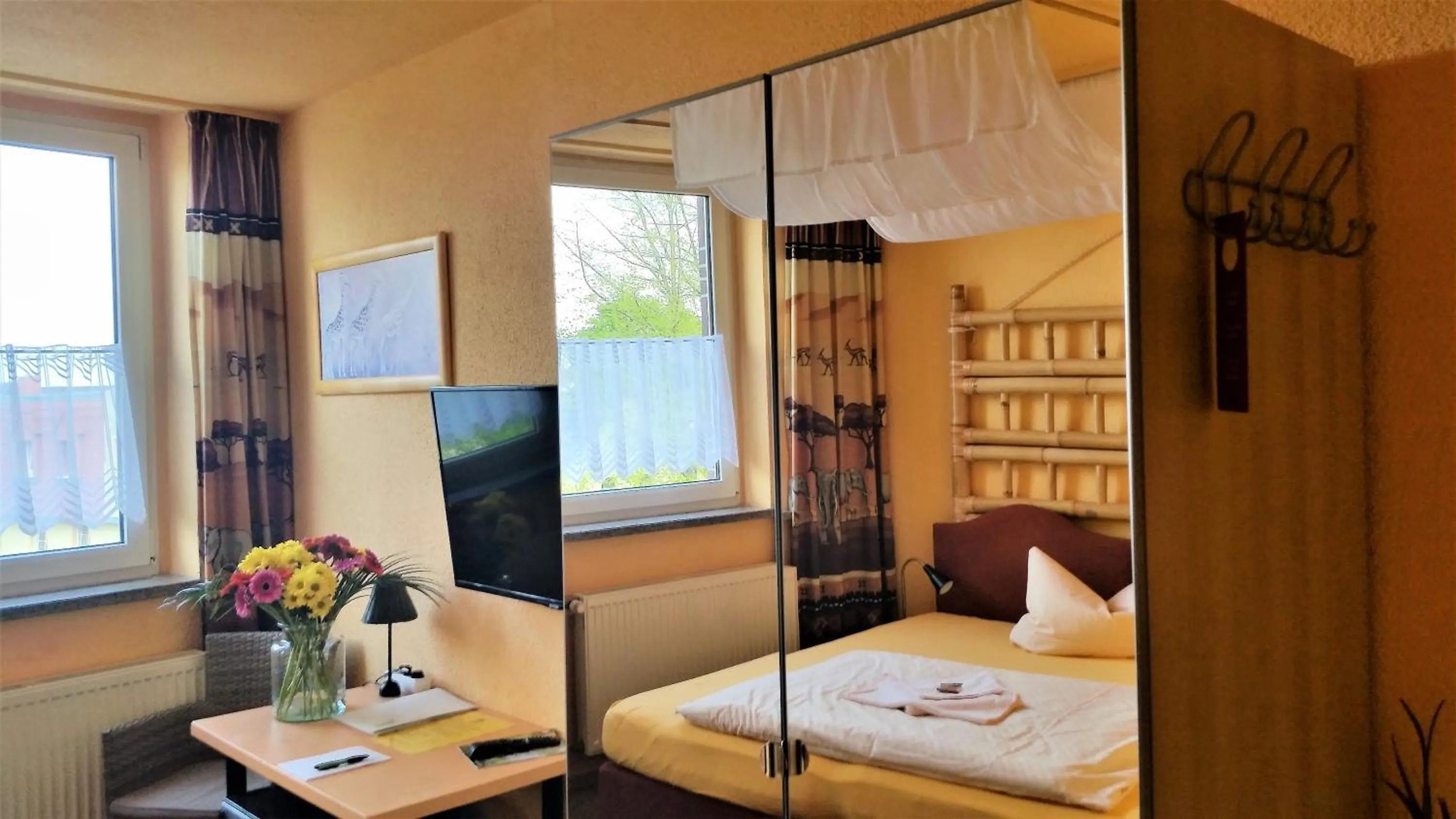 Photo of the whole room, Bed in Hotel-Pension Grüne Linde