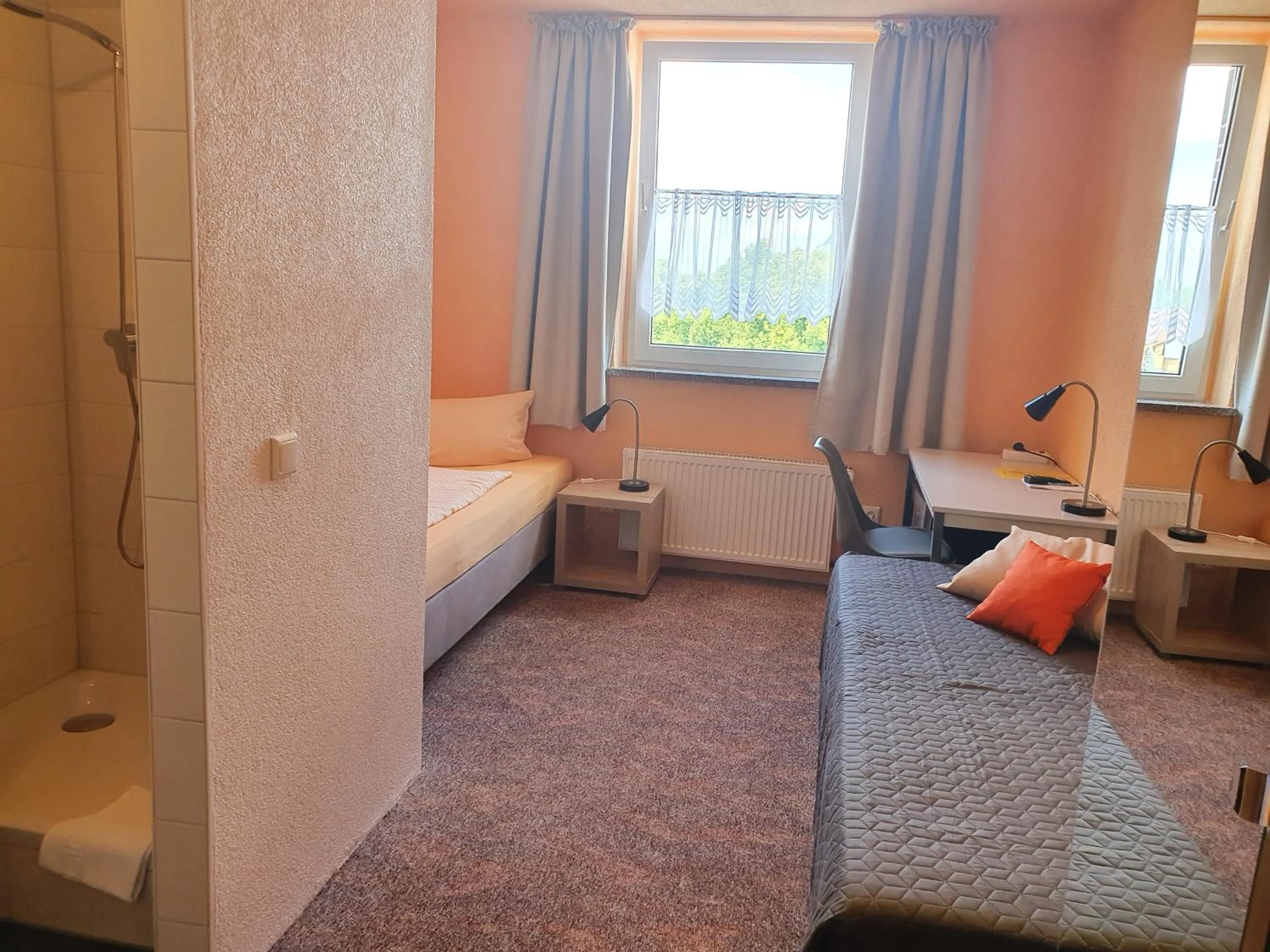 Photo of the whole room, Bed in Hotel-Pension Grüne Linde