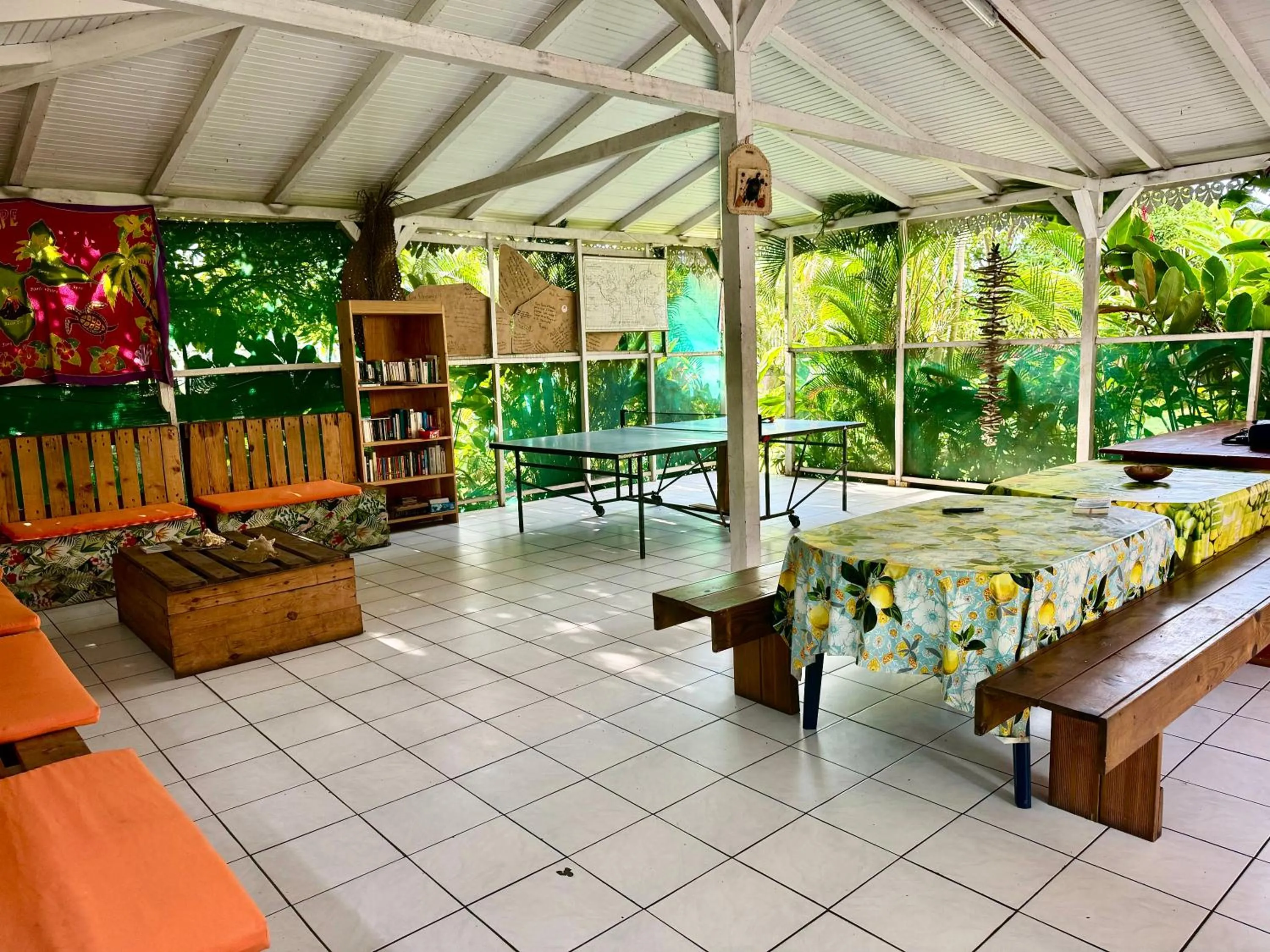 Table tennis in Auberge K-WAN Hostel - Proche Plages