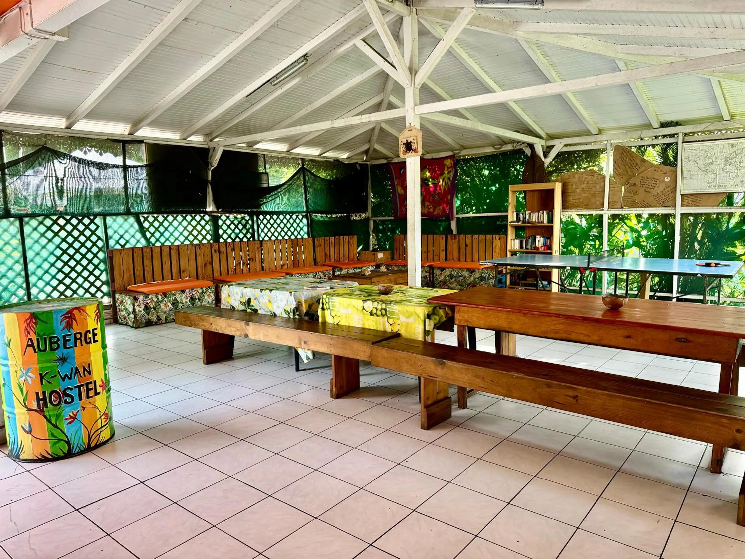 Communal lounge/ TV room in Auberge K-WAN Hostel - Proche Plages