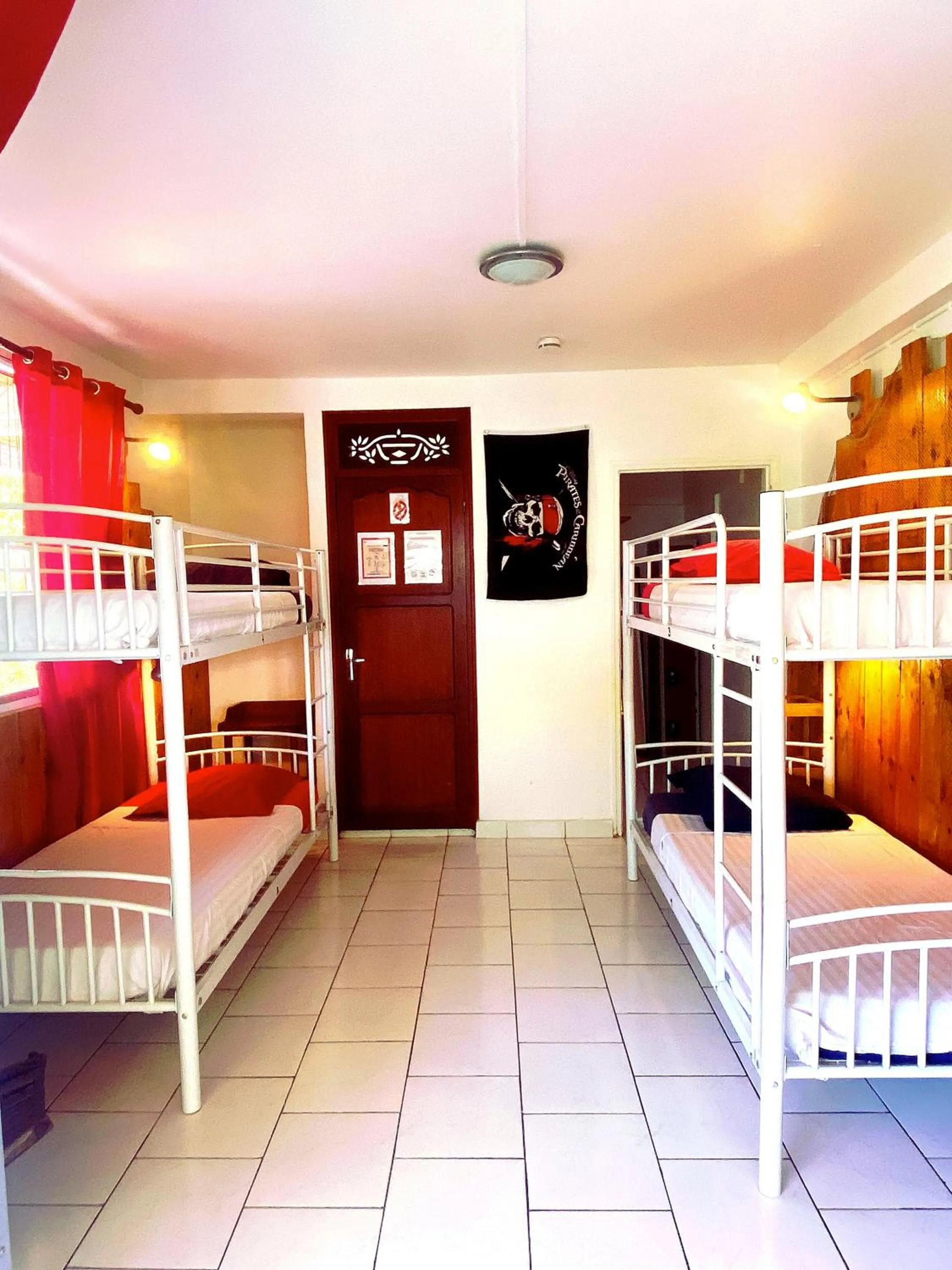 Shower, Bed in Auberge K-WAN Hostel - Proche Plages
