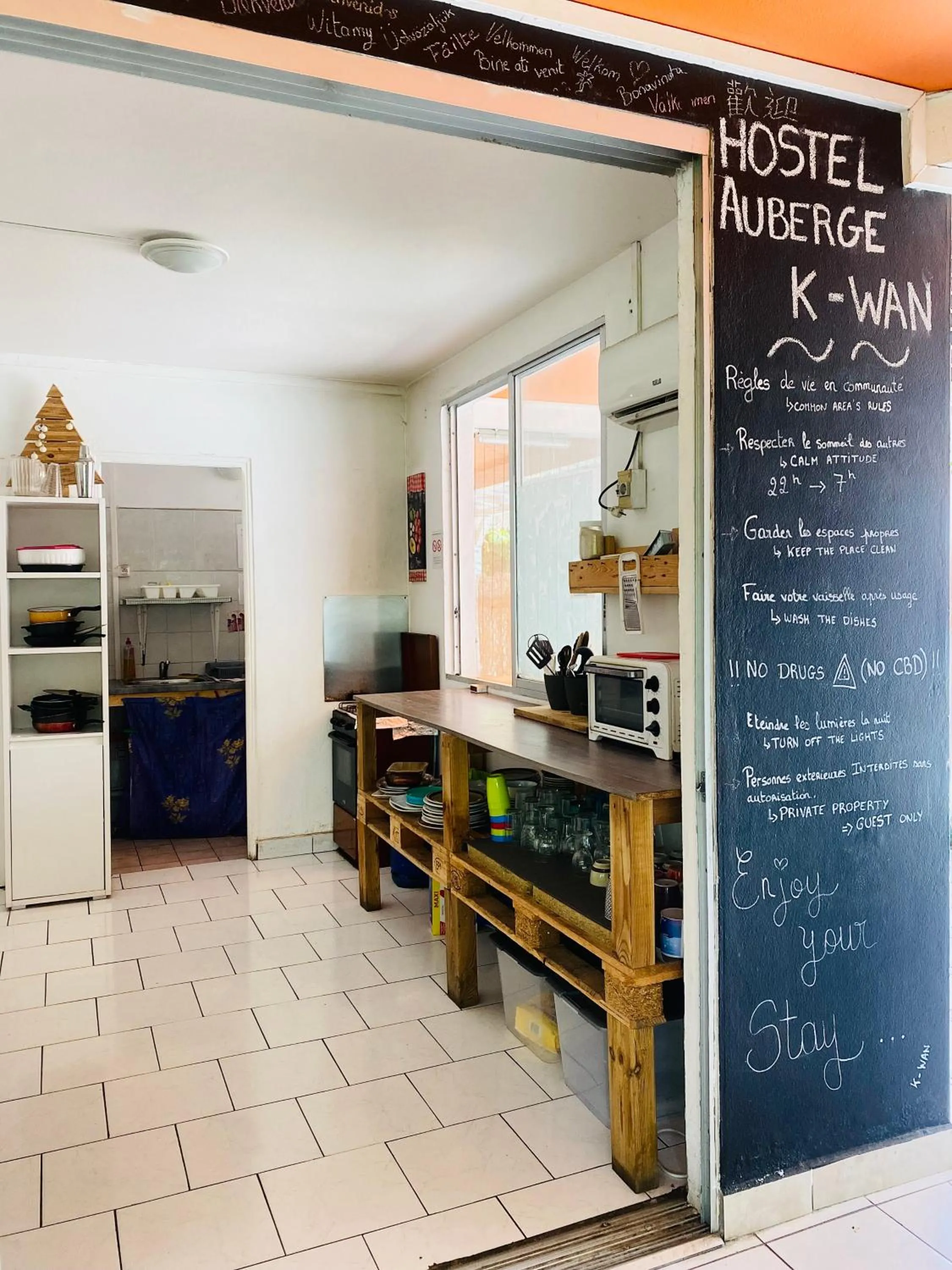 Coffee/tea facilities in Auberge K-WAN Hostel - Proche Plages