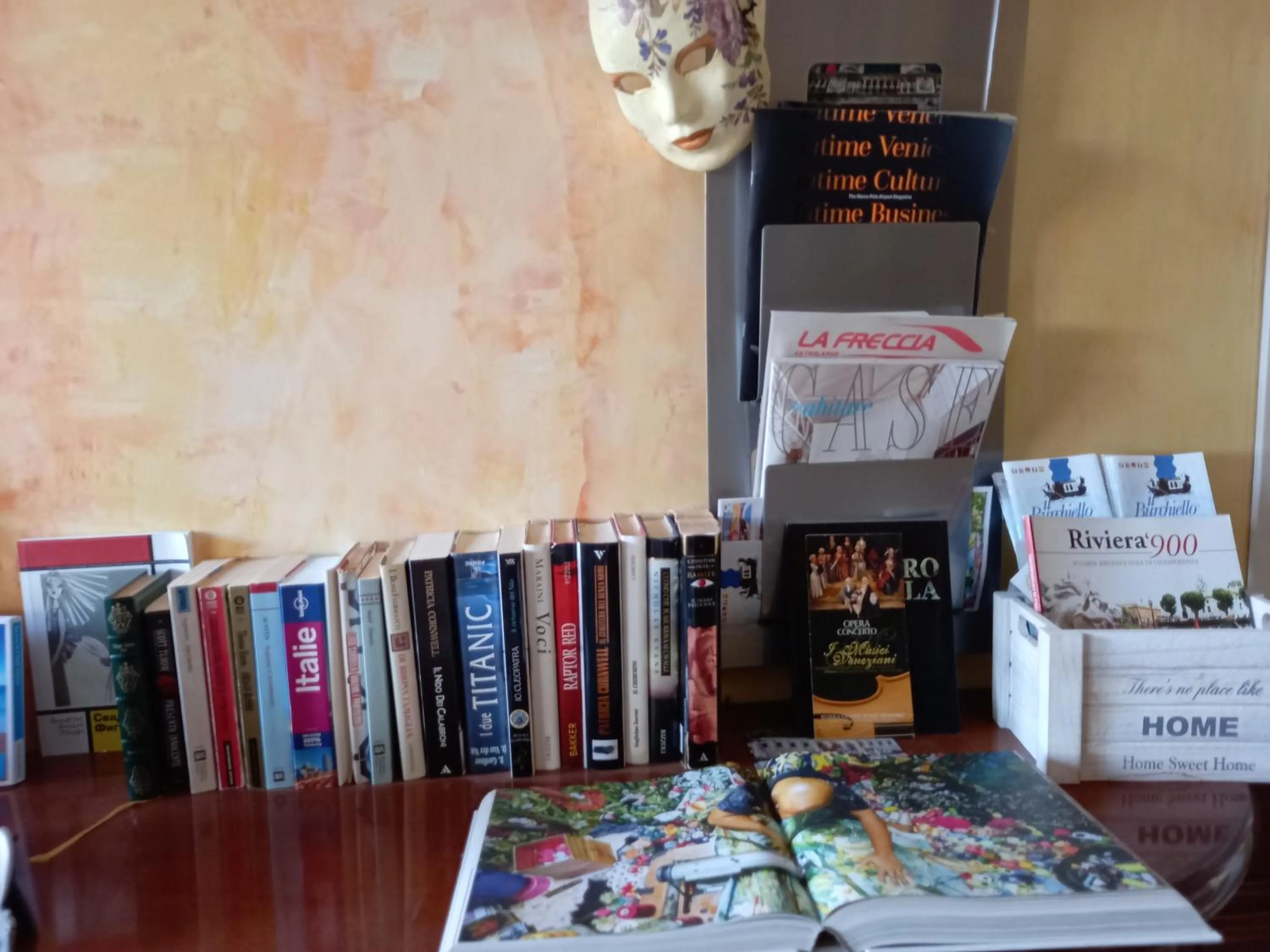 Library in Alloggi Adamo Venice