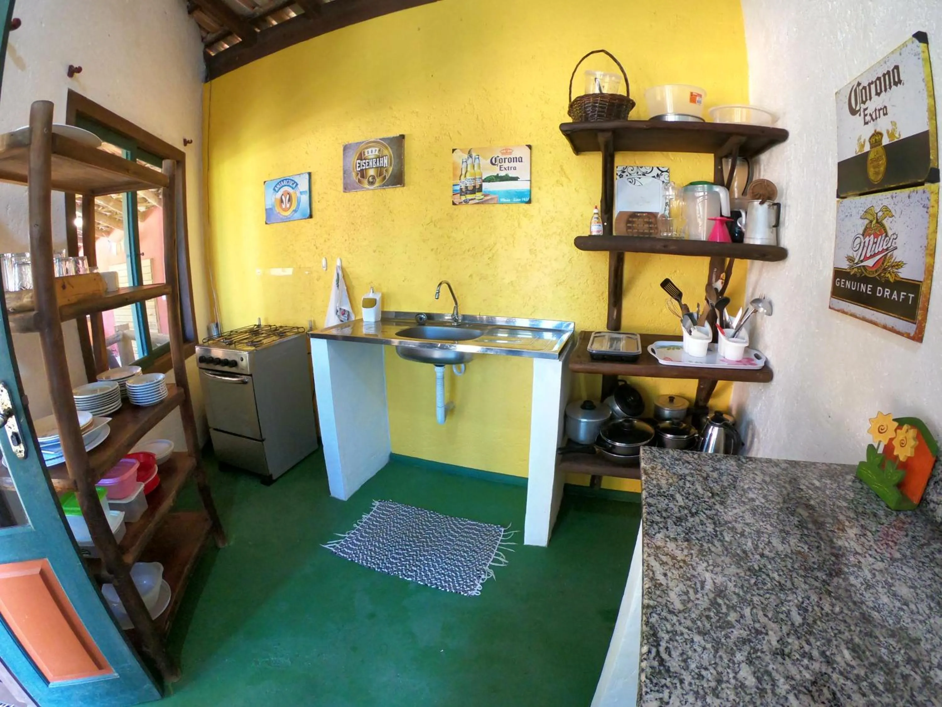 Communal kitchen in Pousada Beleza Pura na Praia da Ferrugem